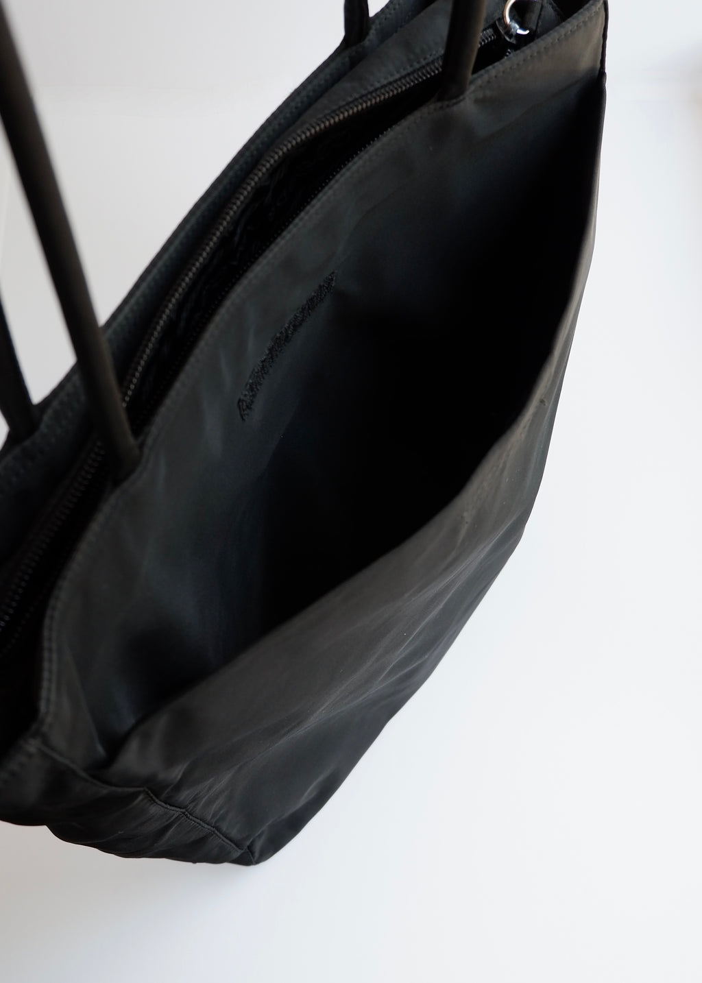 Sac cabas Prada authentique d'occasion en nylon noir à longue bandoulière