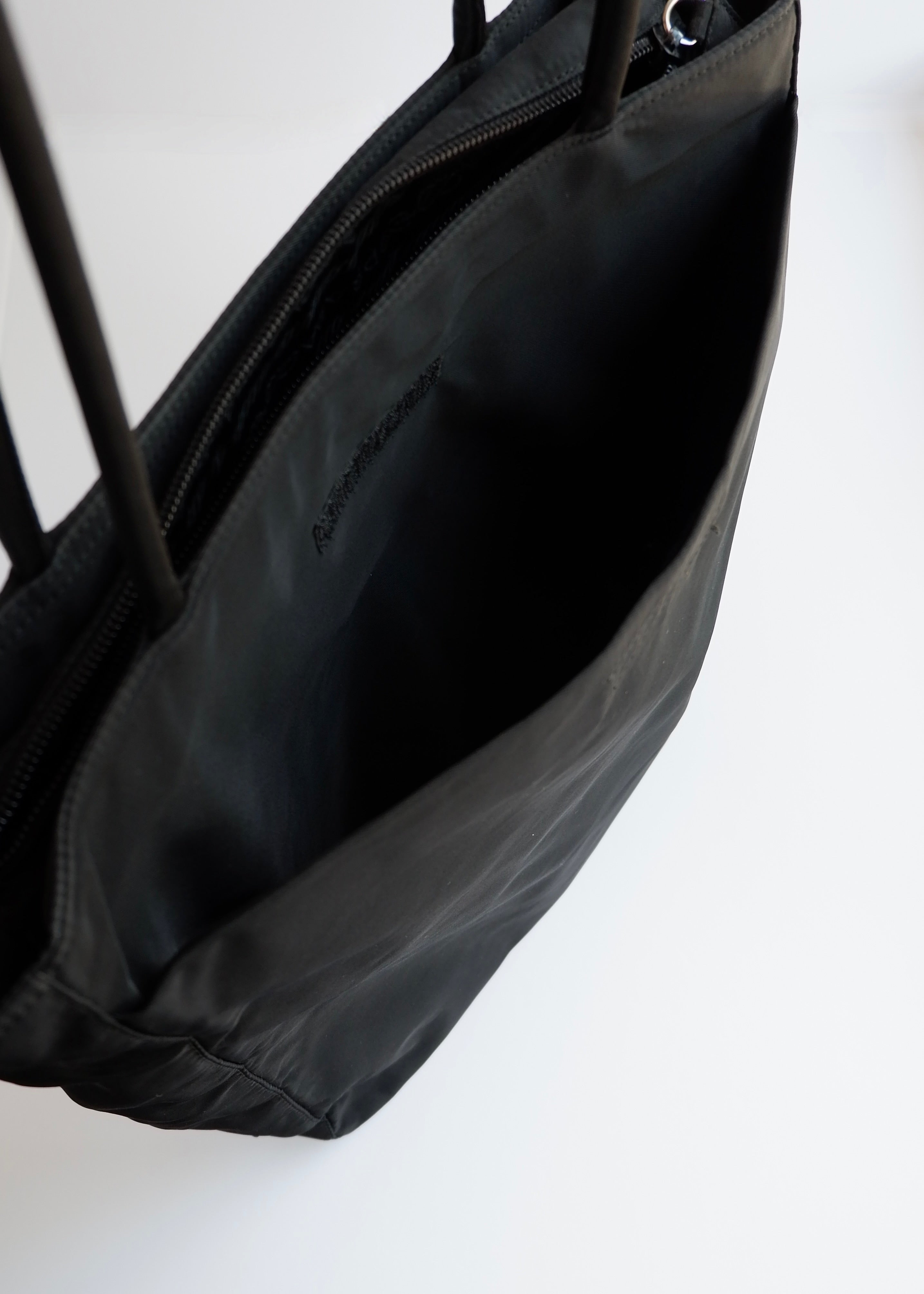 Sac cabas Prada authentique d'occasion en nylon noir à longue bandoulière