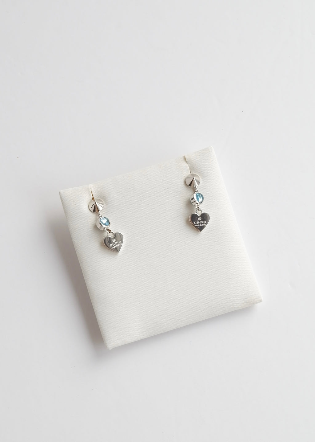 Boucles d'oreilles pendantes Gucci cœurs argentés avec pierres bleues, pré-aimées et authentiques