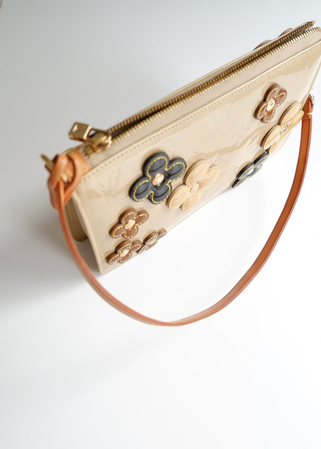Authentique Pochette Louis Vuitton Lexington en Cuir Verni Beige Floral d'occasion