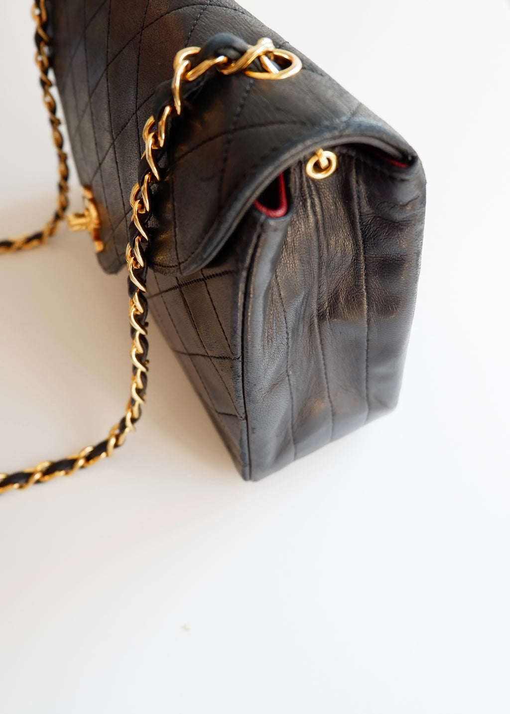 Authentique sac Chanel vintage d'occasion en agneau noir à rabat simple avec quincaillerie dorée