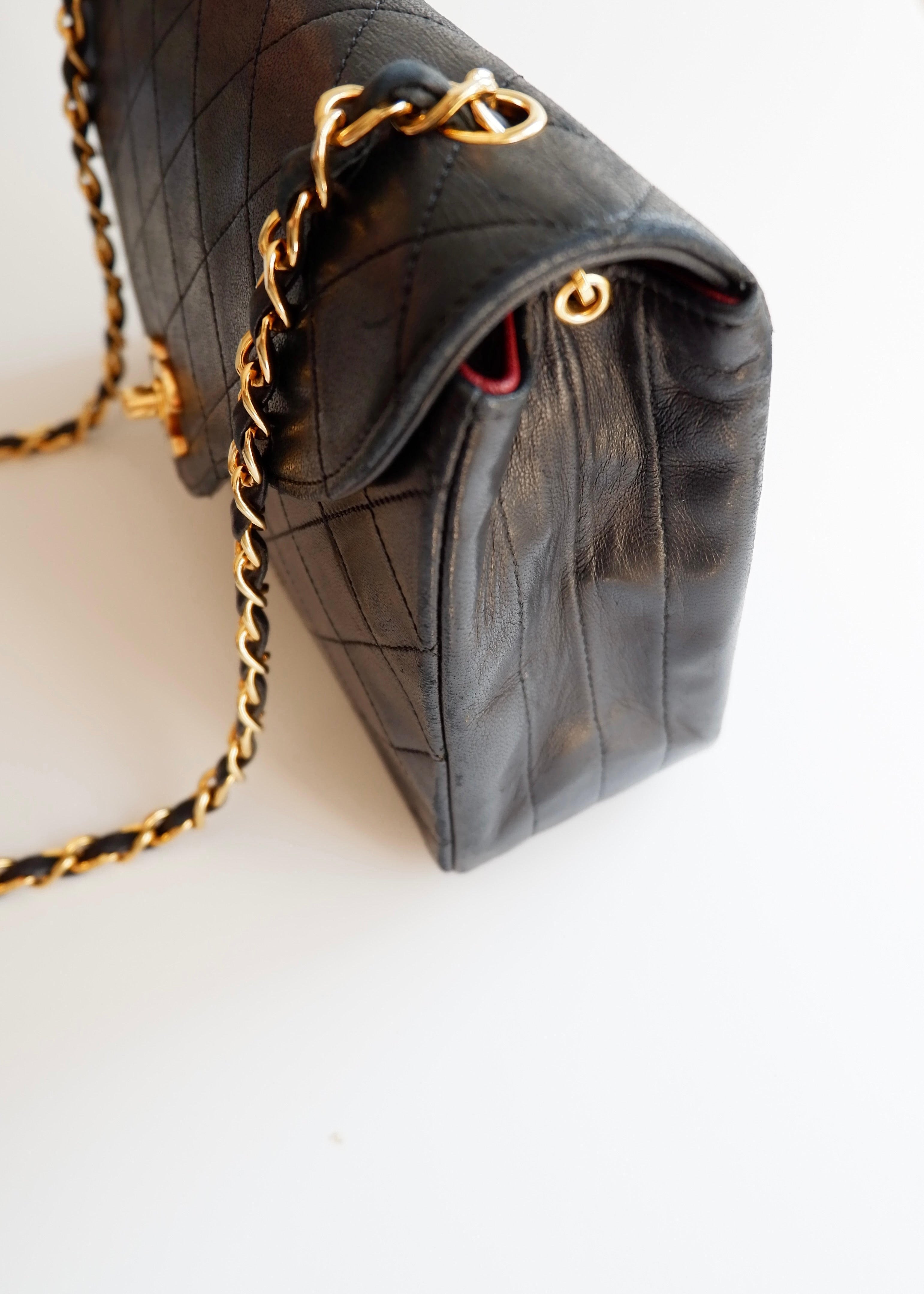 Authentique sac Chanel vintage d'occasion en agneau noir à rabat simple avec quincaillerie dorée