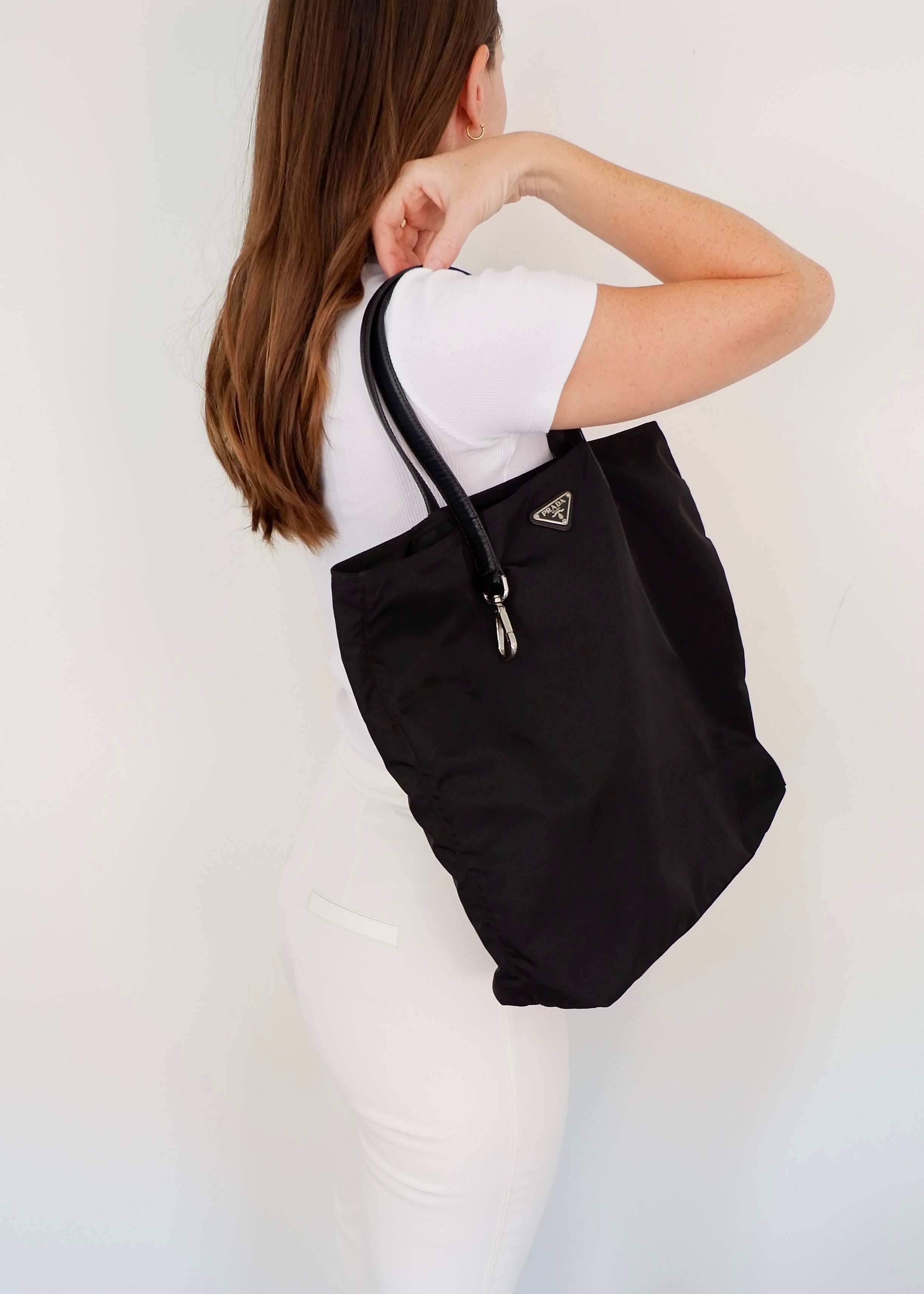 Sac cabas Prada authentique en nylon noir d'occasion