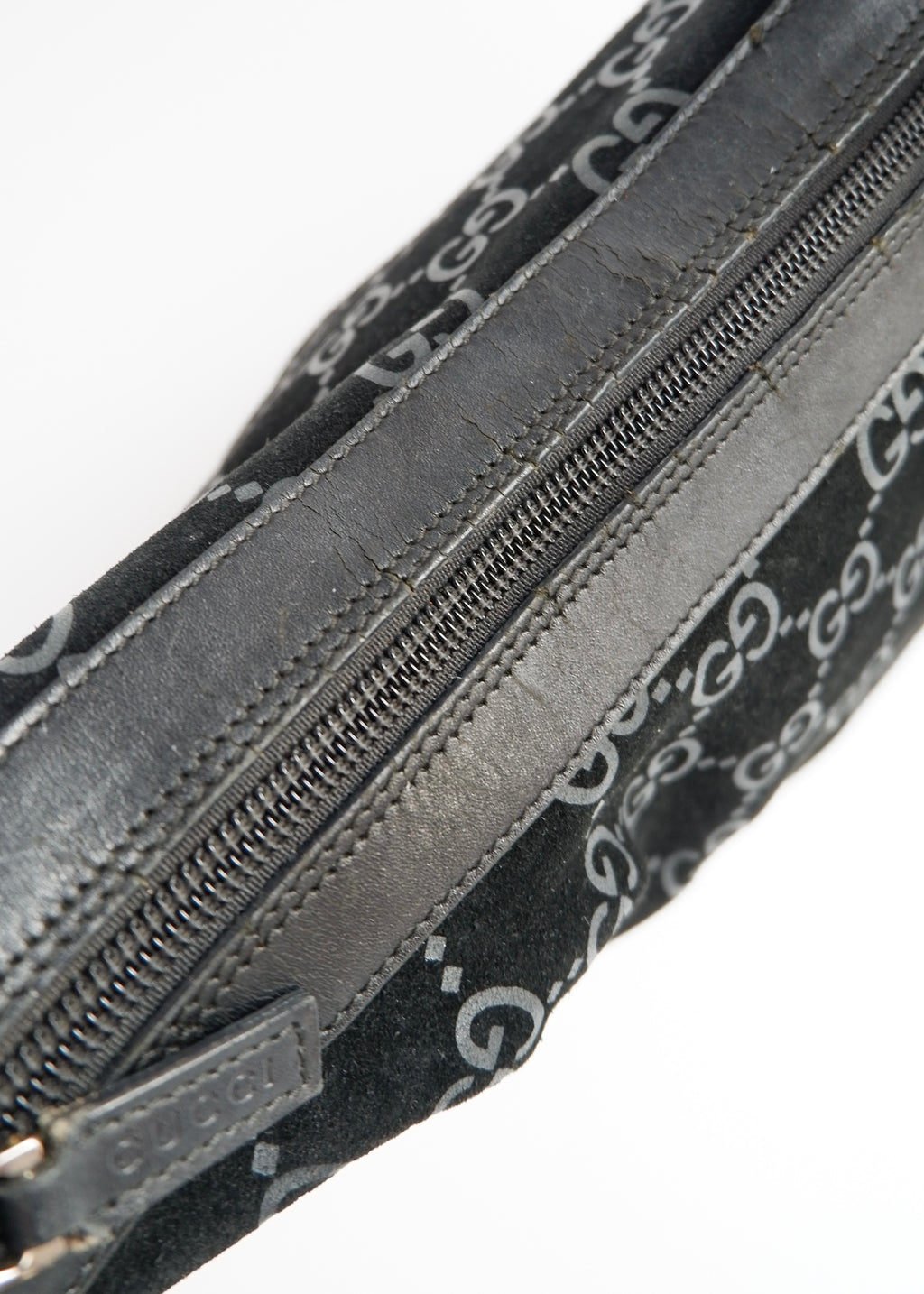 Sac à bandoulière Gucci en daim noir avec poignée en bambou, authentique et d'occasion