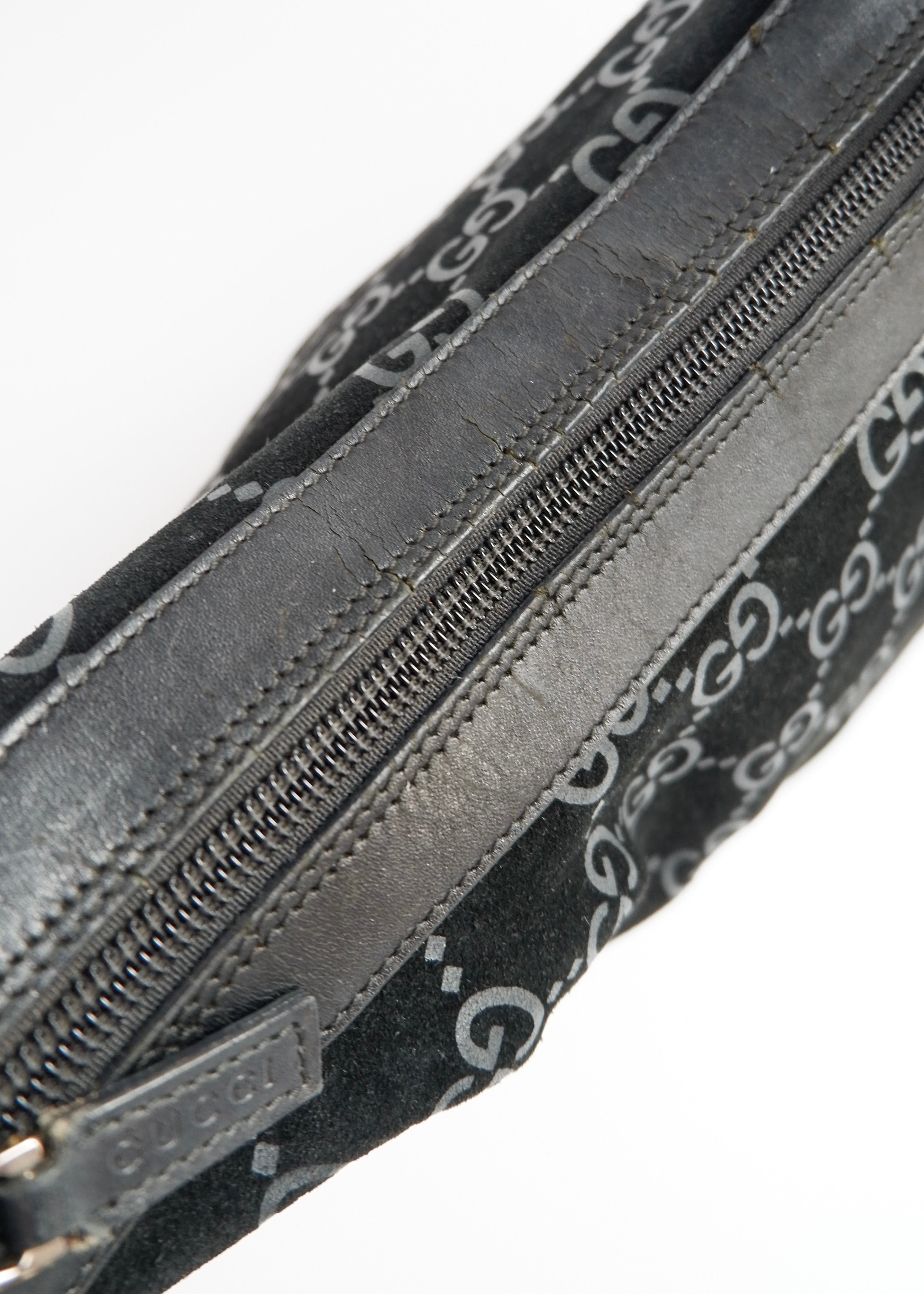 Sac à bandoulière Gucci en daim noir avec poignée en bambou, authentique et d'occasion
