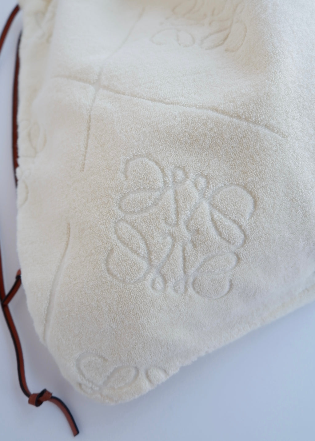 Pochette Loewe x Paula's Ibiza en tissu éponge crème, authentique et d'occasion