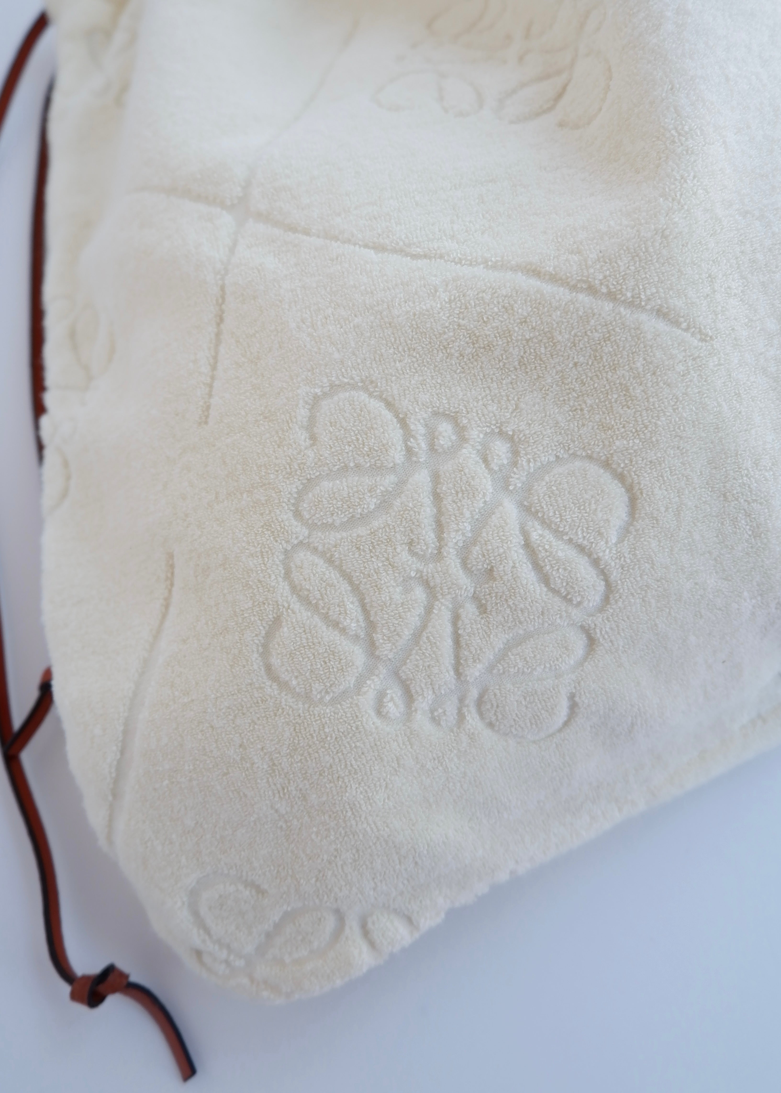 Pochette Loewe x Paula's Ibiza en tissu éponge crème, authentique et d'occasion