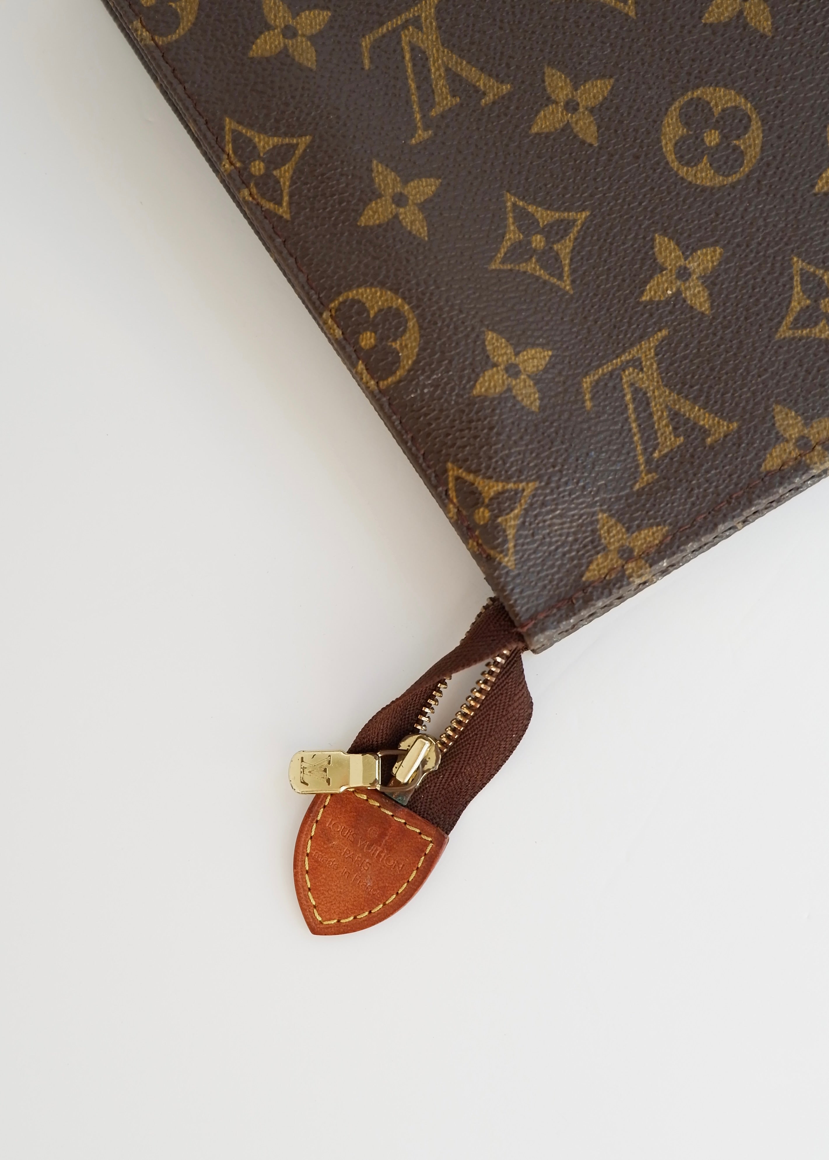 Authentique trousse de toilette monogramme Louis Vuitton d'occasion 26