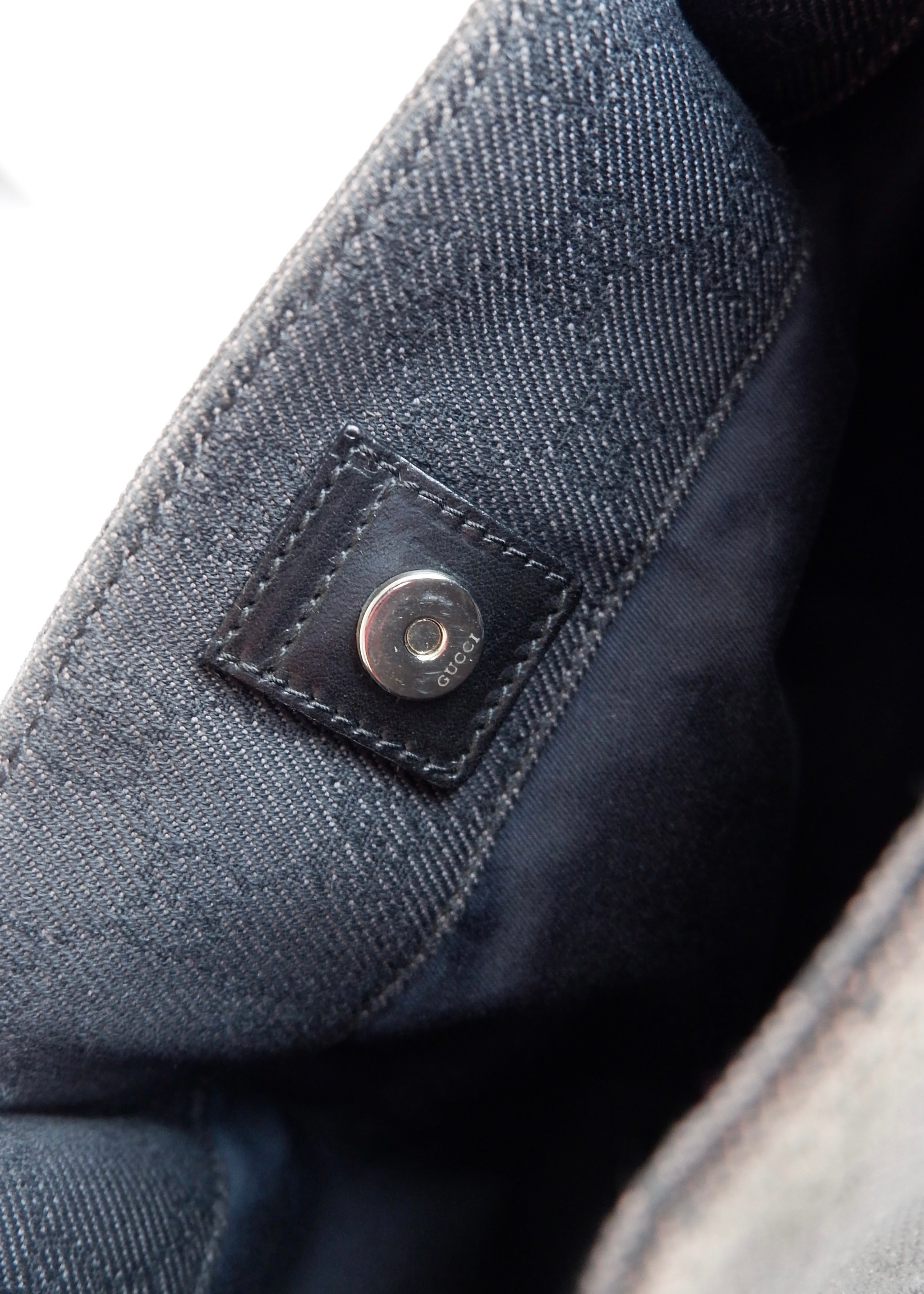 Authentique sac bandoulière Gucci d'occasion en toile GG en jean/cuir noir
