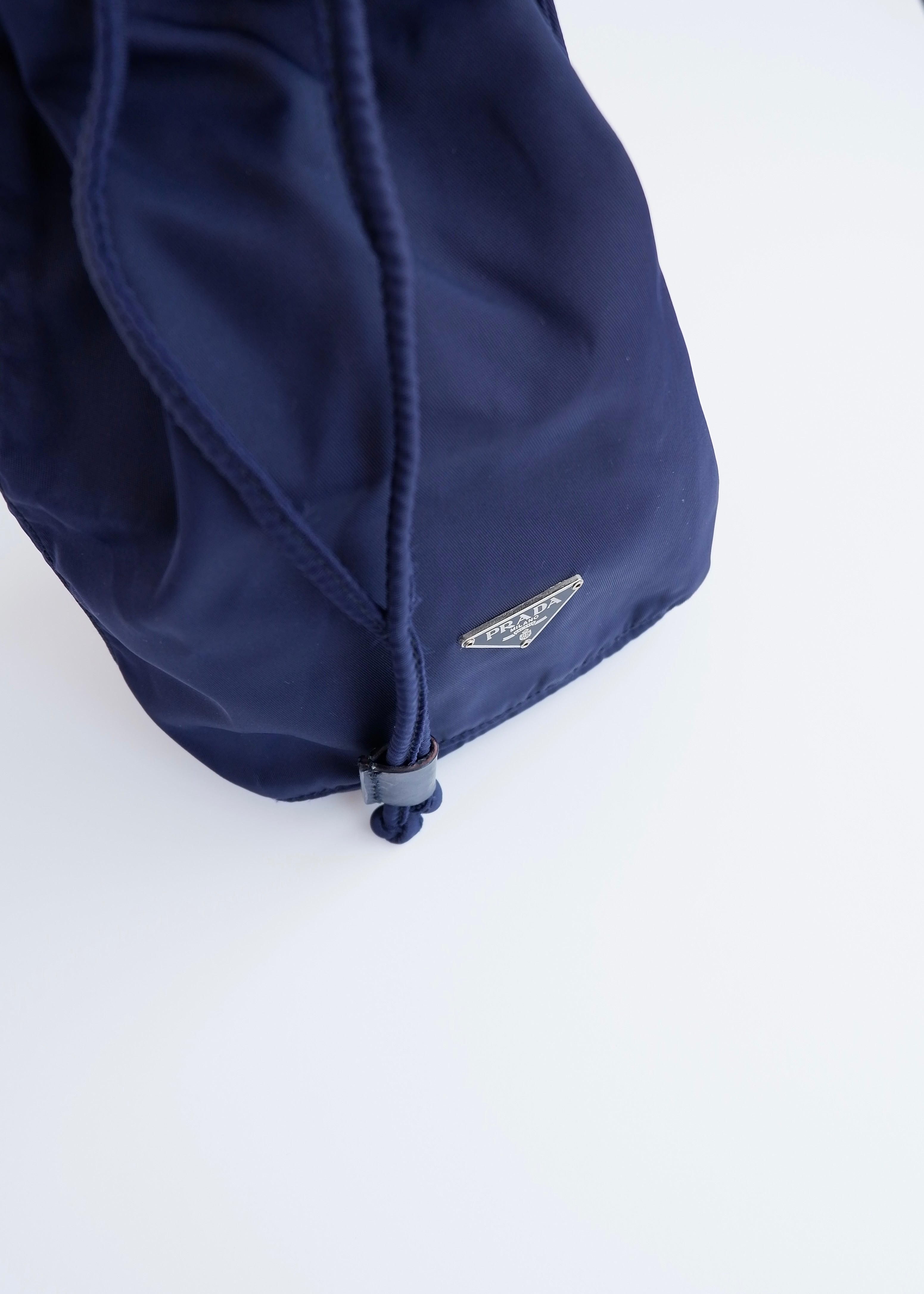 Pochette authentique d'occasion Prada en nylon bleu marine avec cordon de serrage