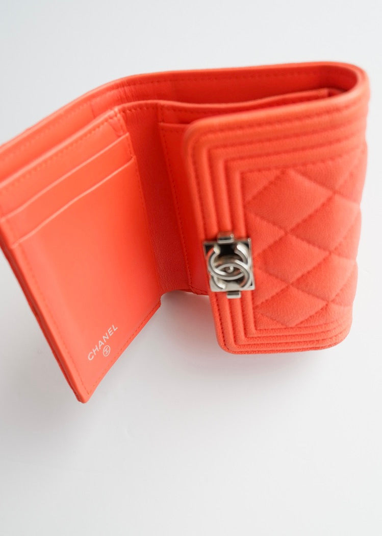 Portefeuille Chanel Boy d'occasion authentique en cuir grainé orange