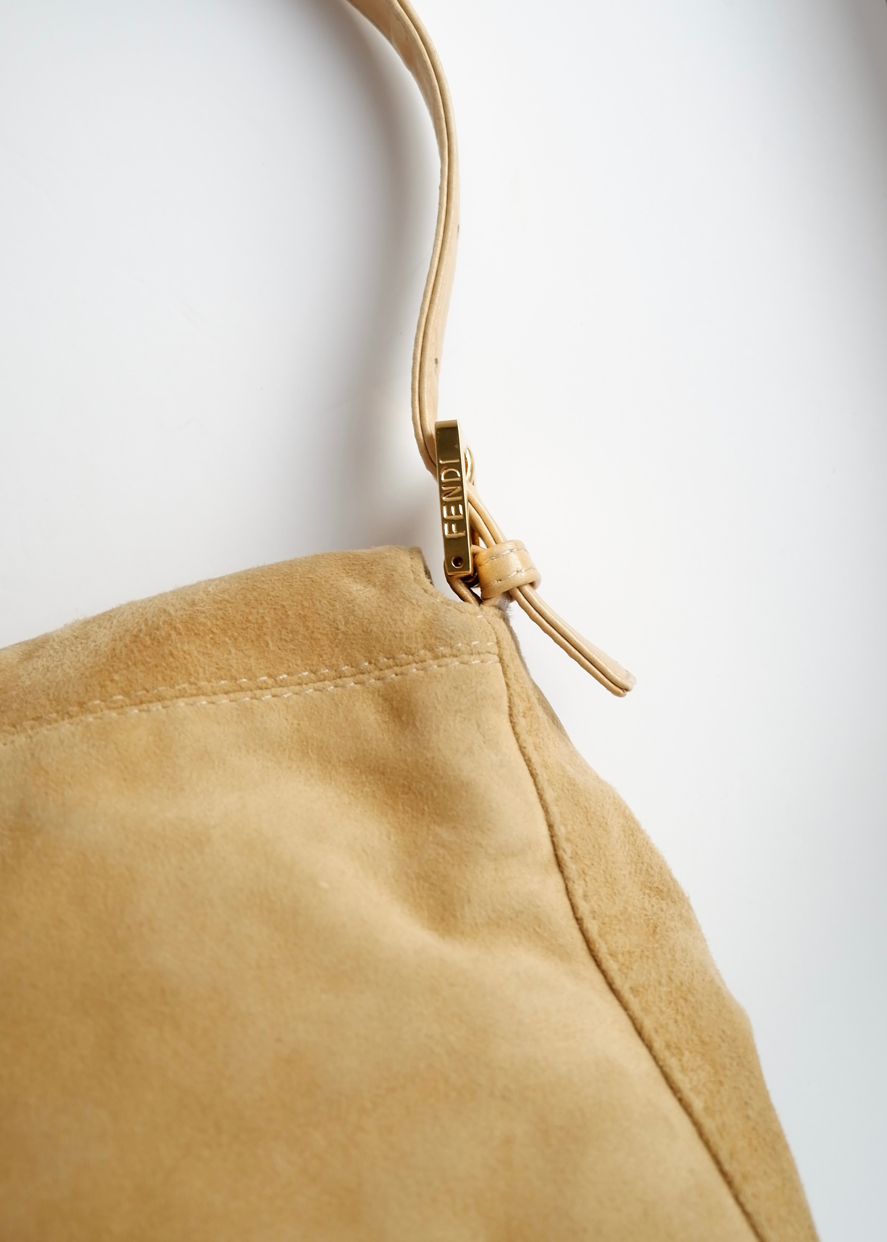 Sac à bandoulière Fendi Mamma Baguette en daim beige d'occasion authentique