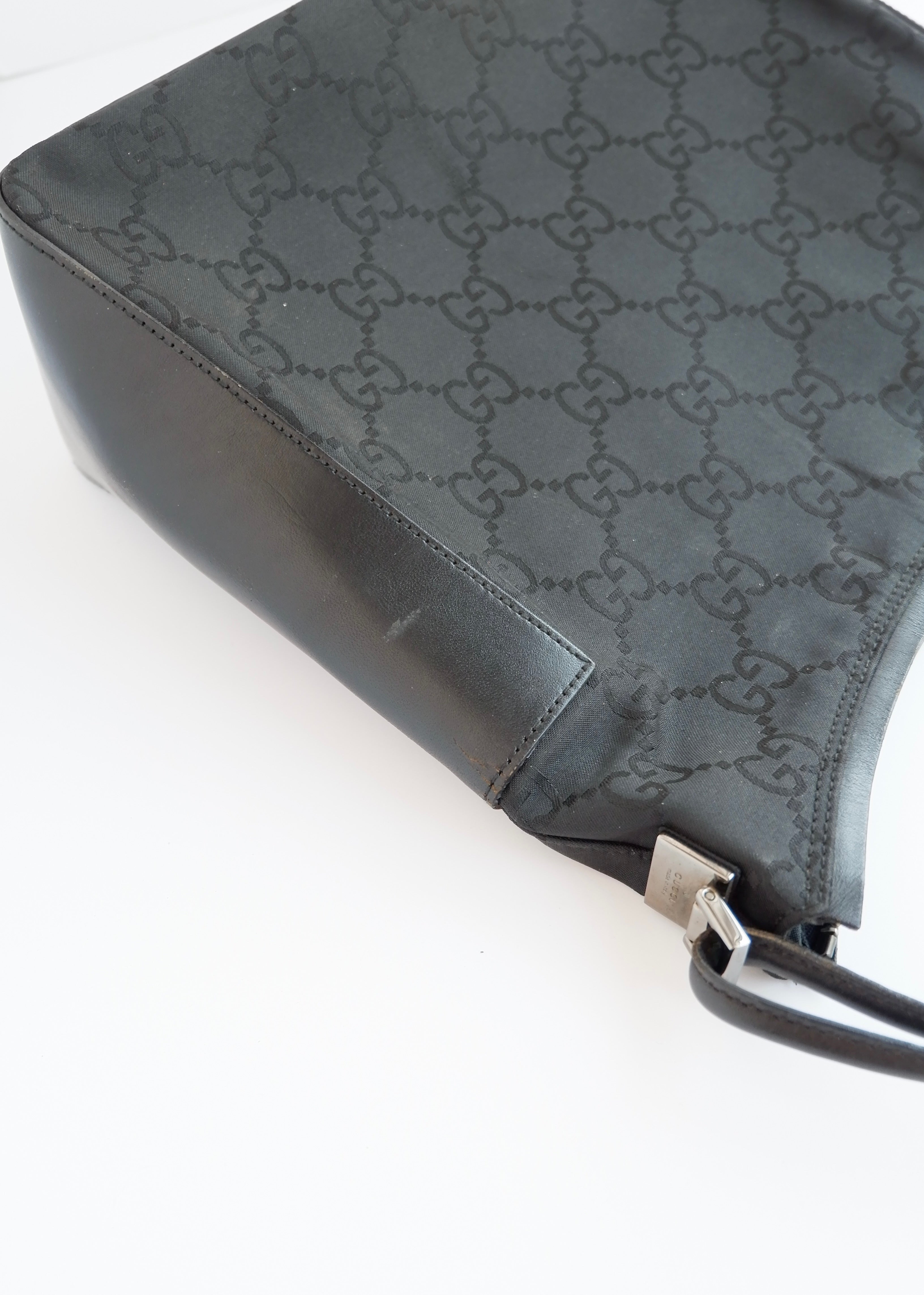 Sac bandoulière Gucci authentique d'occasion en toile/cuir noir imprimé GG