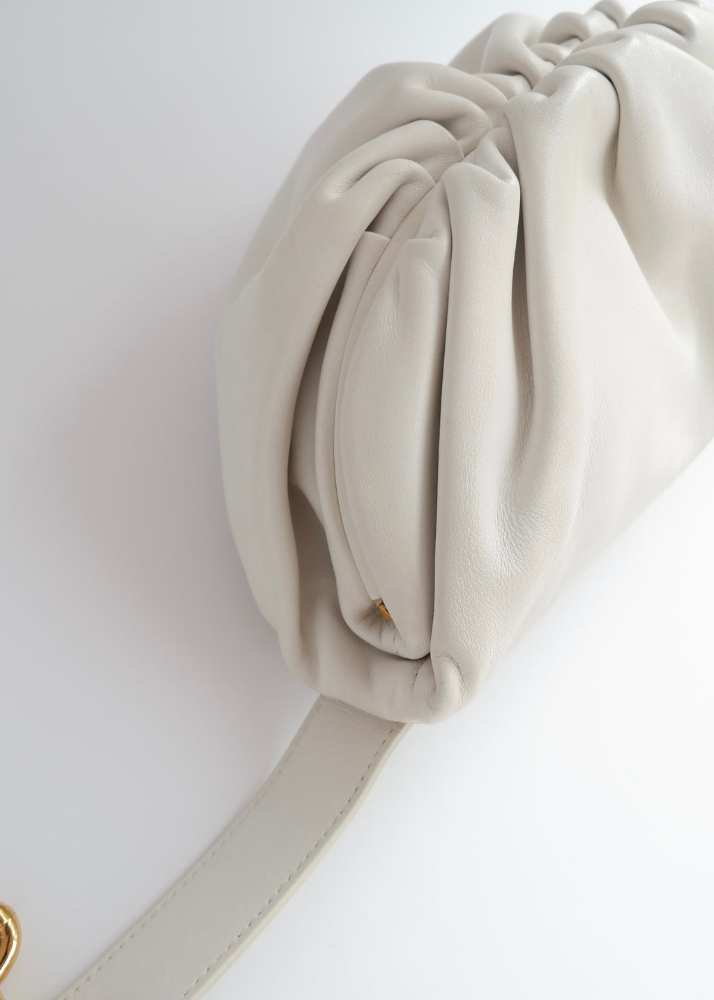 Sac banane Bottega Veneta The Pouch en cuir blanc authentique d'occasion