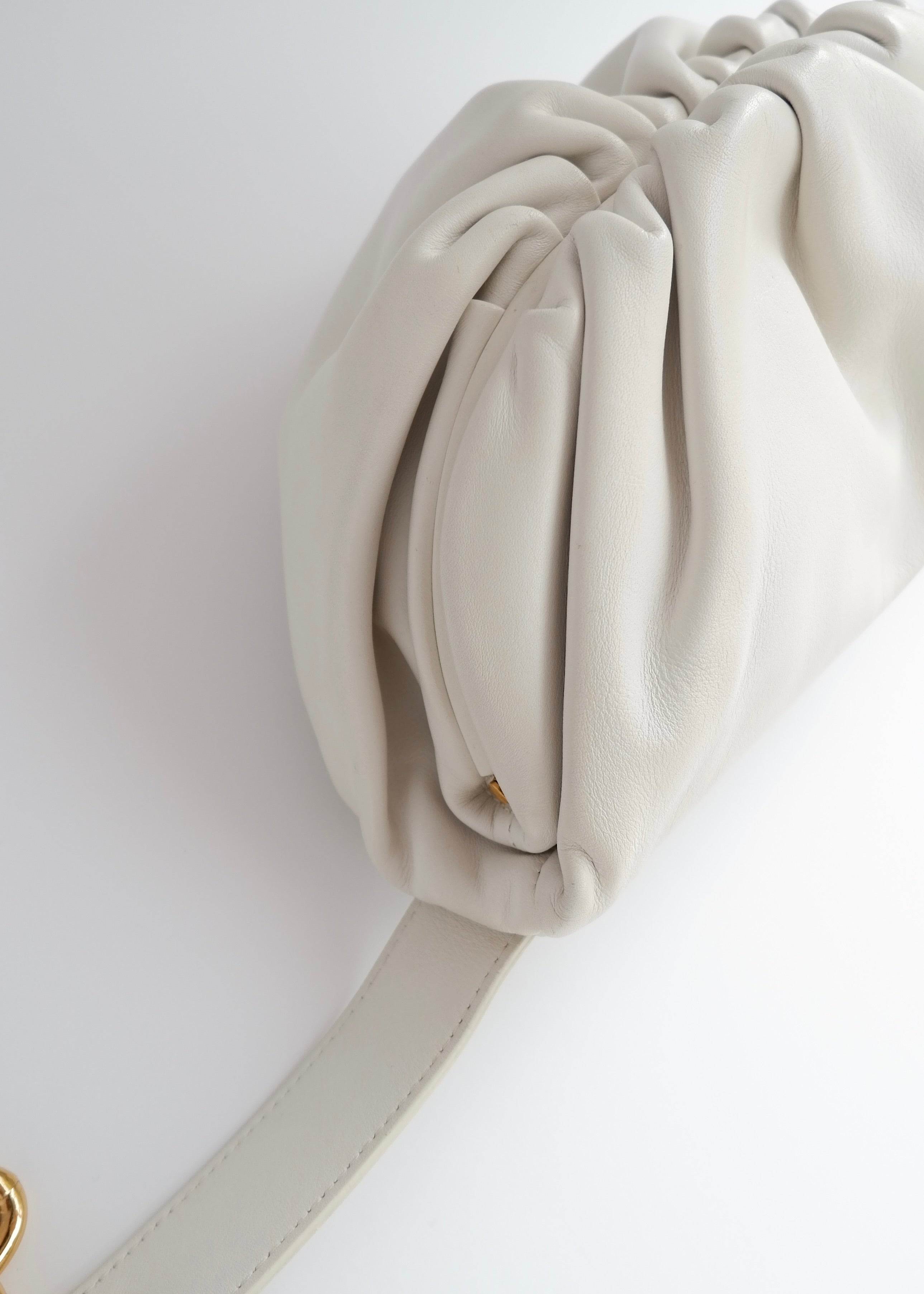 Sac banane Bottega Veneta The Pouch en cuir blanc authentique d'occasion