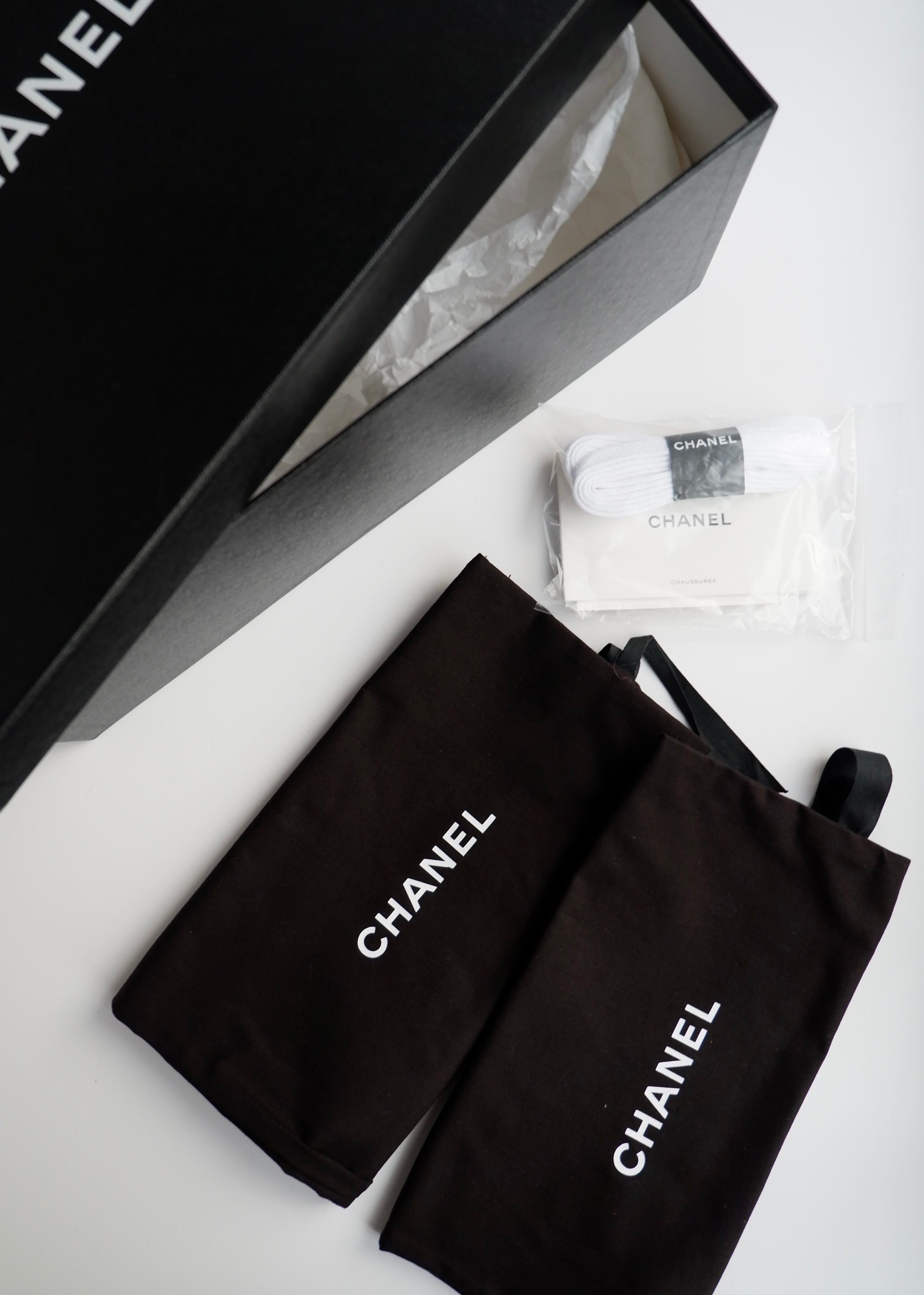 Baskets basses Chanel authentiques d'occasion en tissu/daim rose avec logo CC - 37