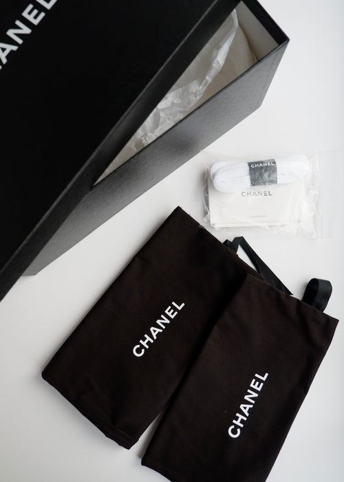 Baskets basses Chanel authentiques d'occasion en tissu/daim rose avec logo CC - 37
