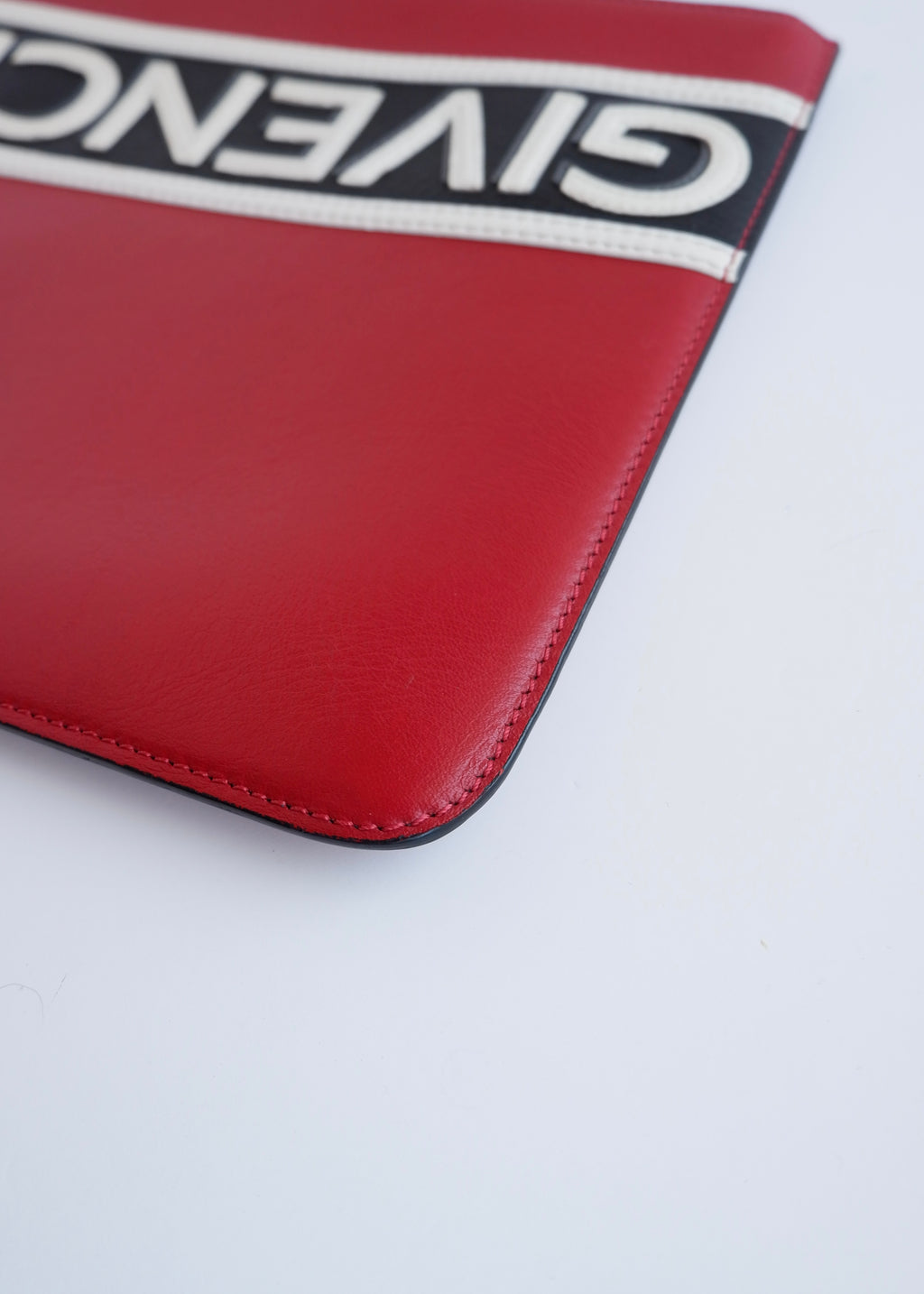 Pochette Givenchy d'occasion authentique en cuir rouge