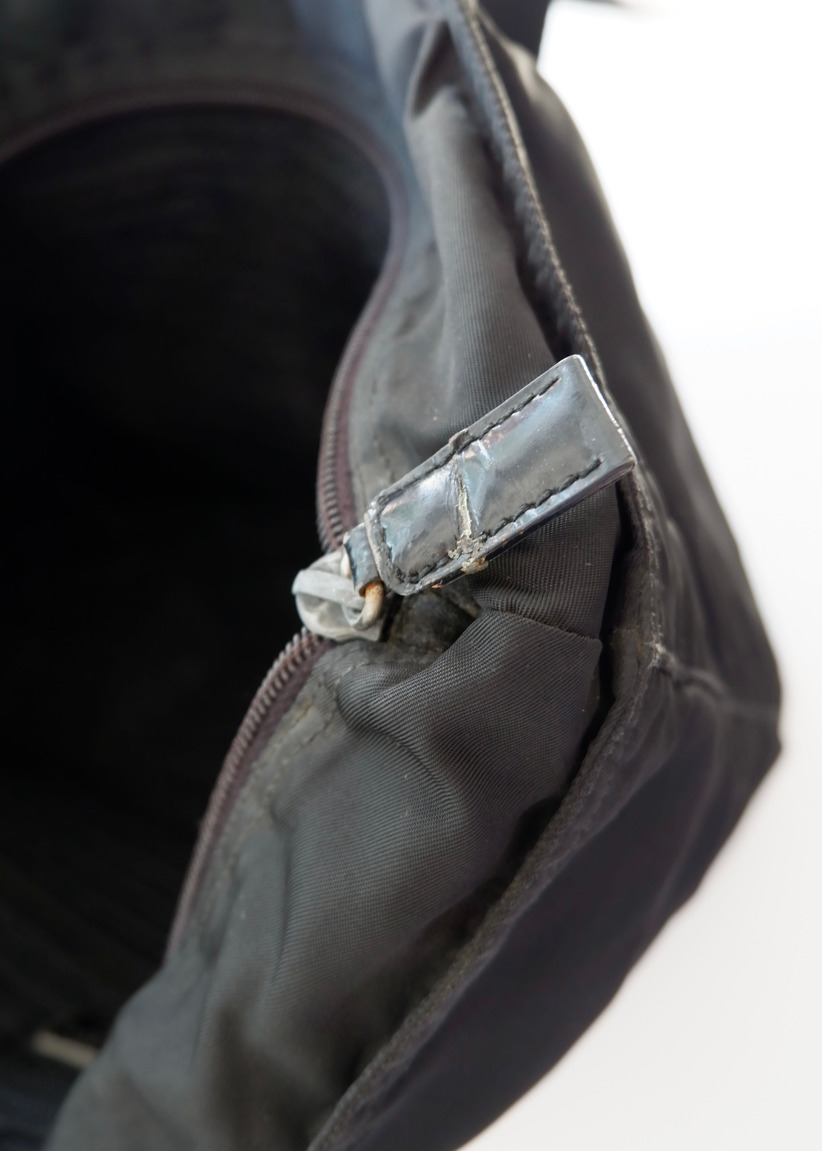 Sac cabas Prada authentique d'occasion en nylon noir à longue bandoulière