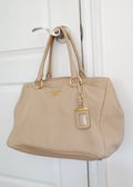 Sac cabas/bandoulière Prada en cuir beige, authentique, d'occasion