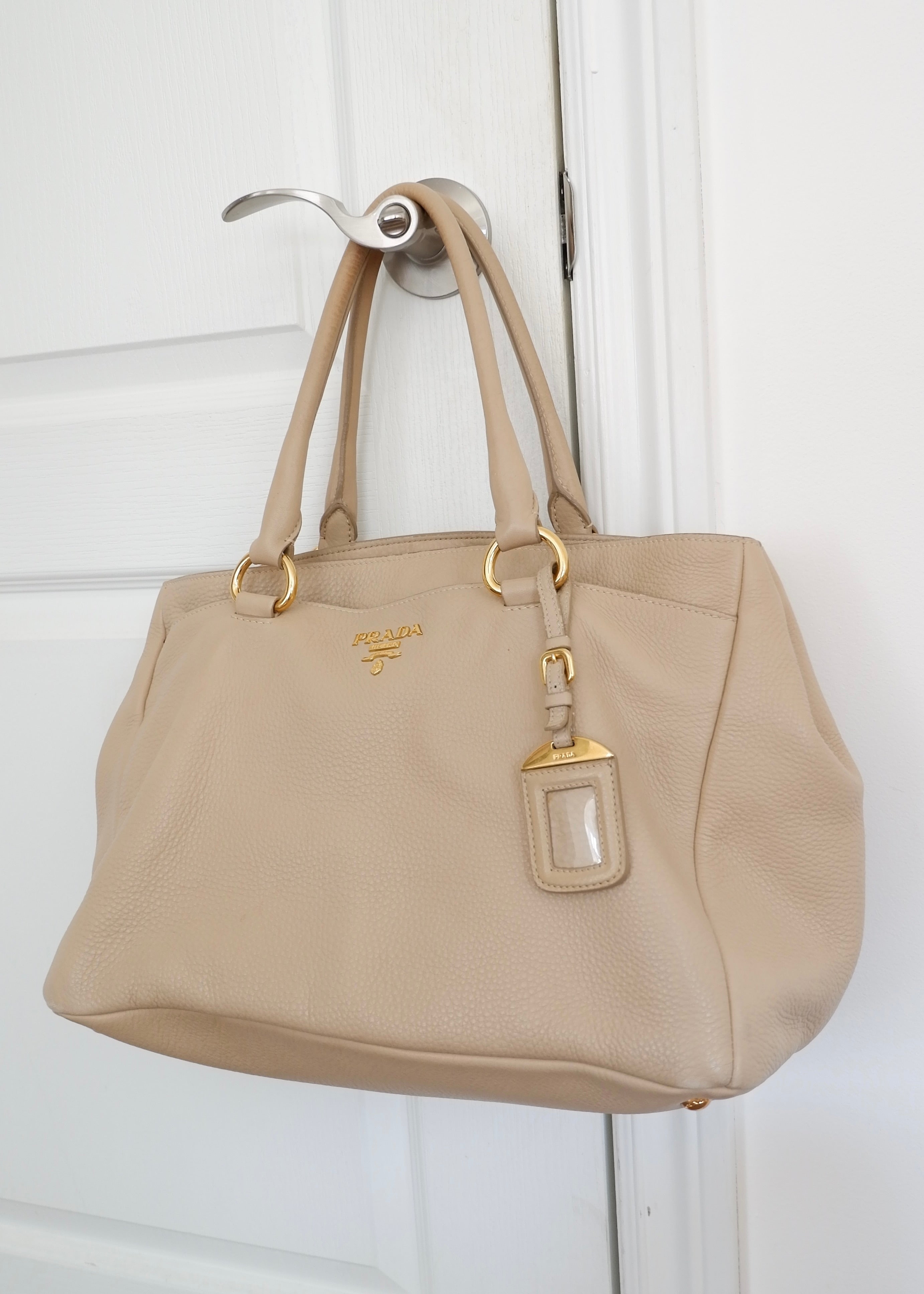 Sac cabas/bandoulière Prada en cuir beige, authentique, d'occasion