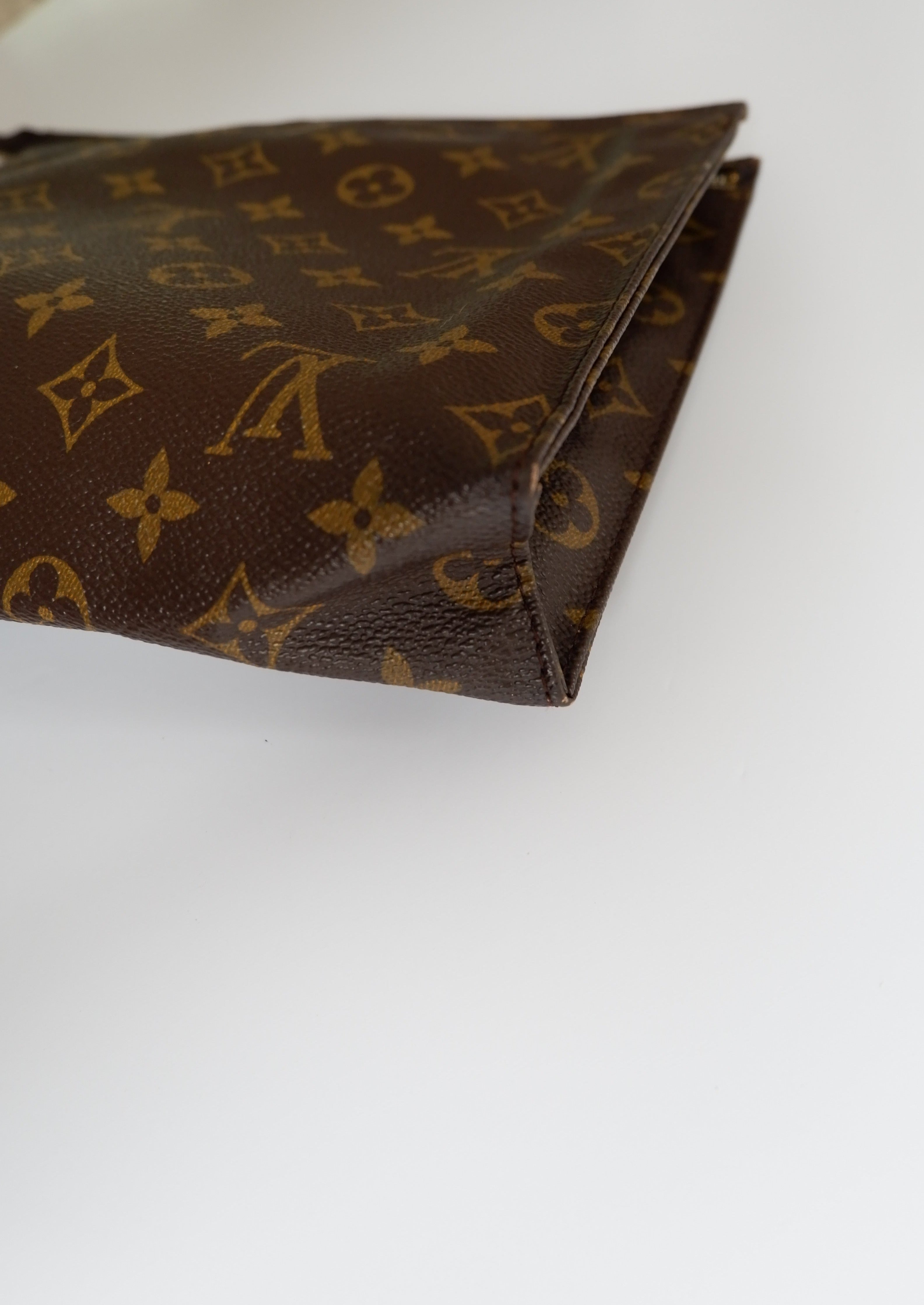 Authentique trousse de toilette monogramme Louis Vuitton d'occasion 26