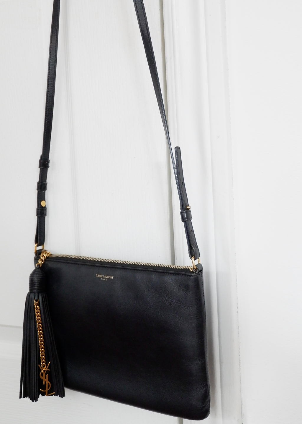 Authentique Sac bandoulière Saint Laurent YSL Monogramme Adolescent en cuir noir d'occasion