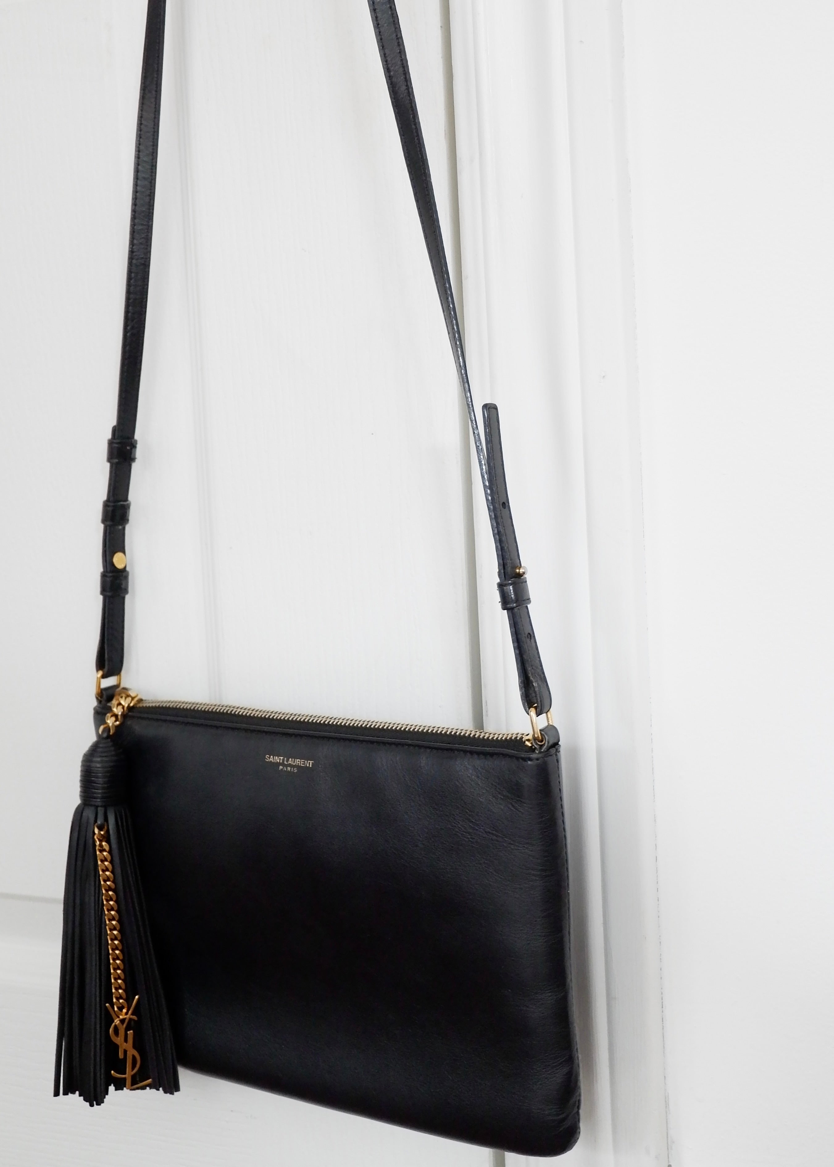 Authentique Sac bandoulière Saint Laurent YSL Monogramme Adolescent en cuir noir d'occasion