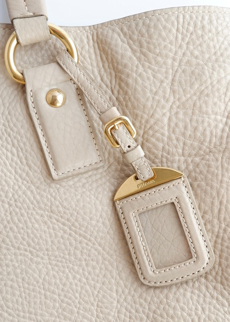 Sac cabas Prada en cuir beige, authentique et d'occasion