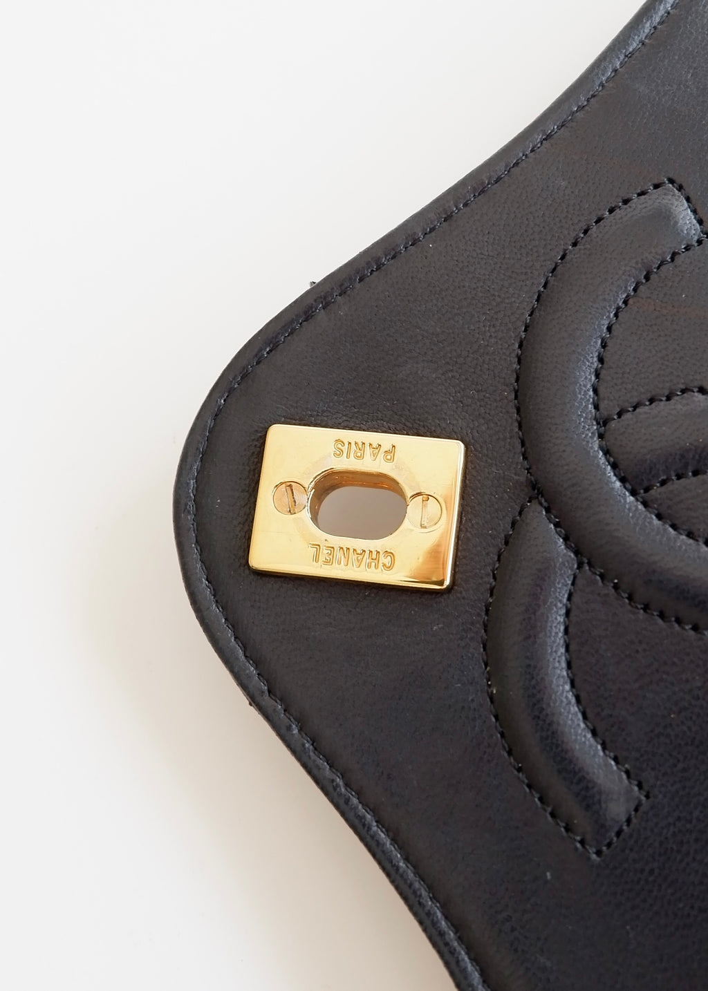 Authentique sac Chanel vintage d'occasion en agneau noir à rabat simple avec quincaillerie dorée
