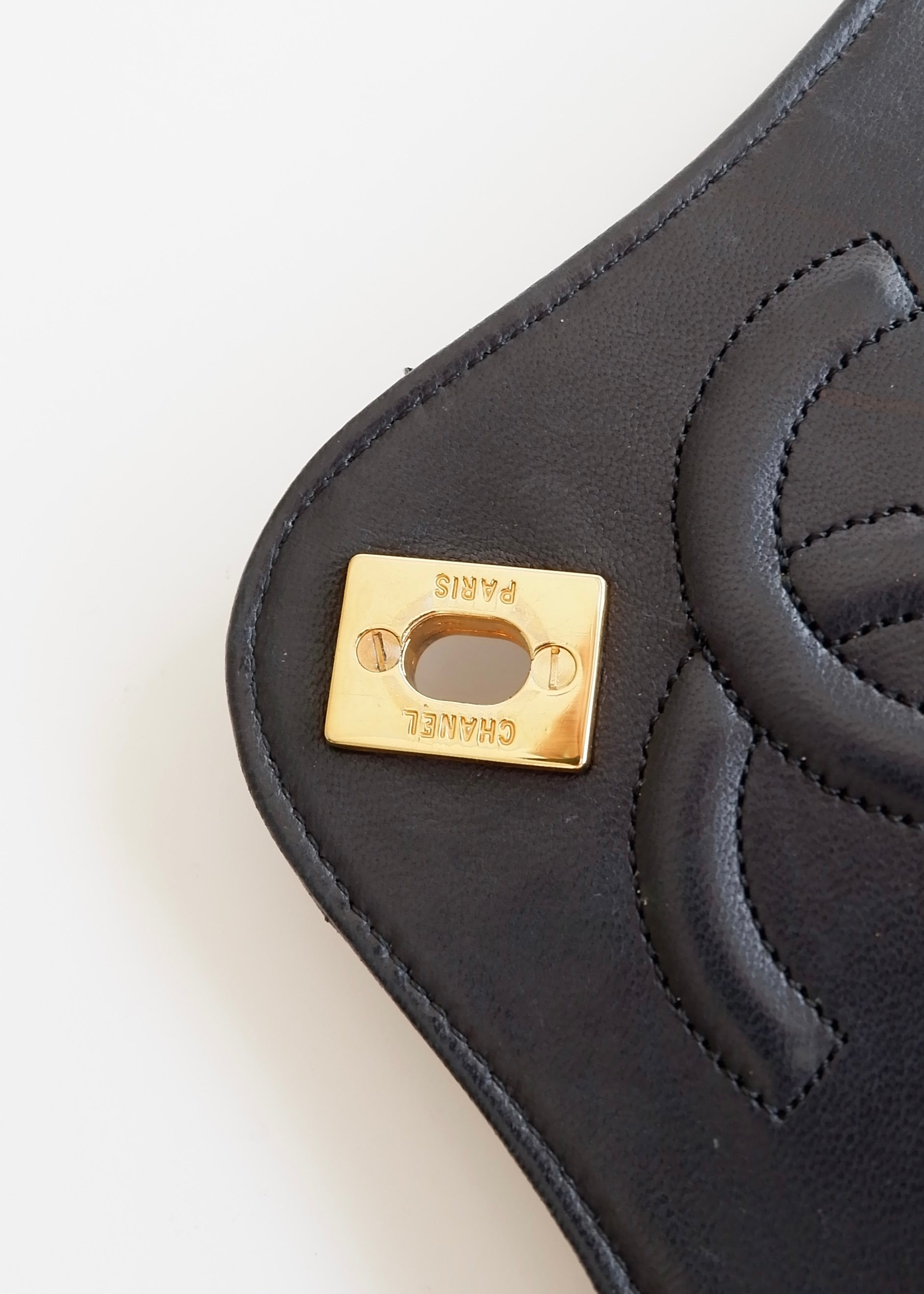 Authentique sac Chanel vintage d'occasion en agneau noir à rabat simple avec quincaillerie dorée