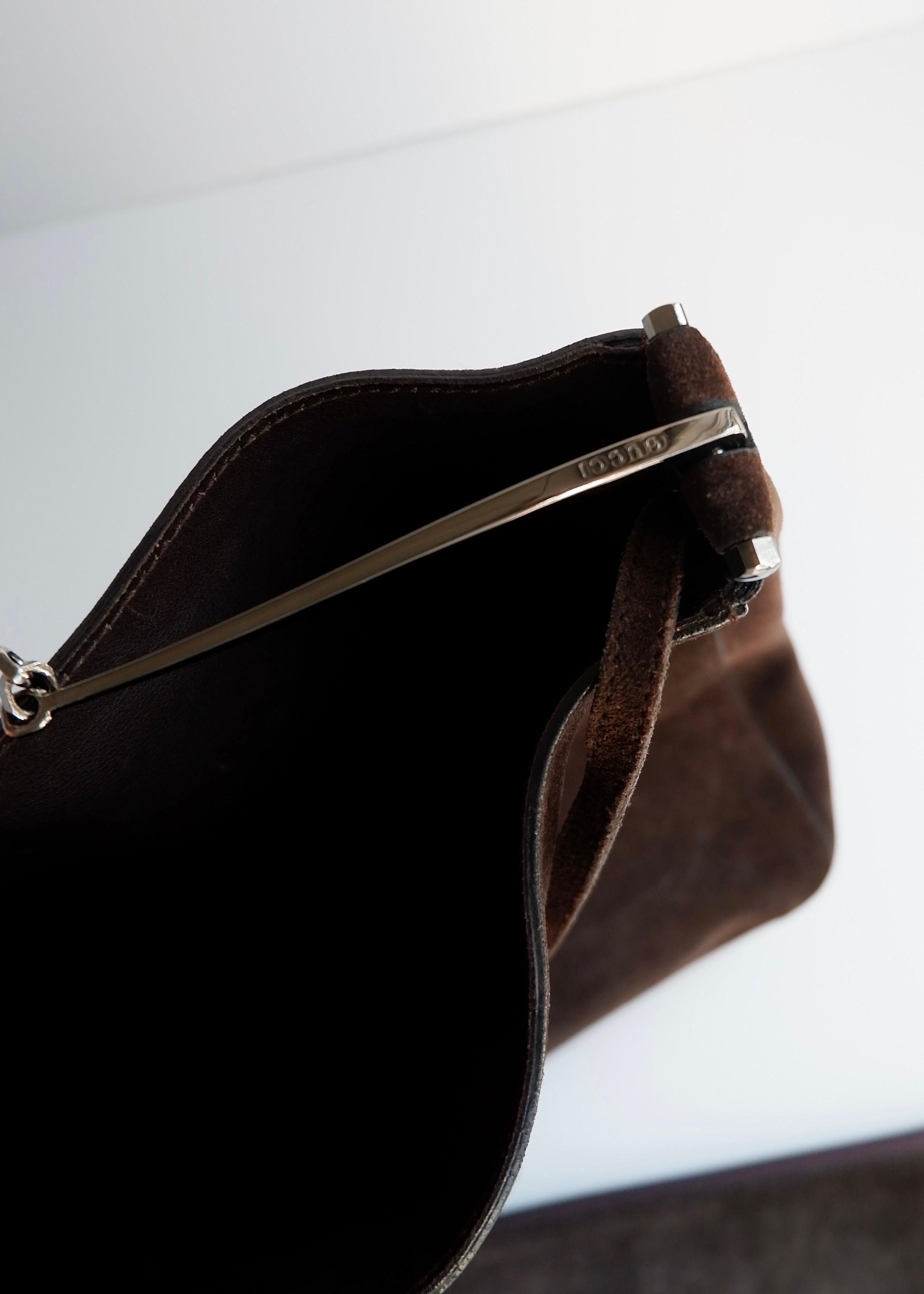Sac à bandoulière Gucci d'occasion authentique en daim marron avec pochette