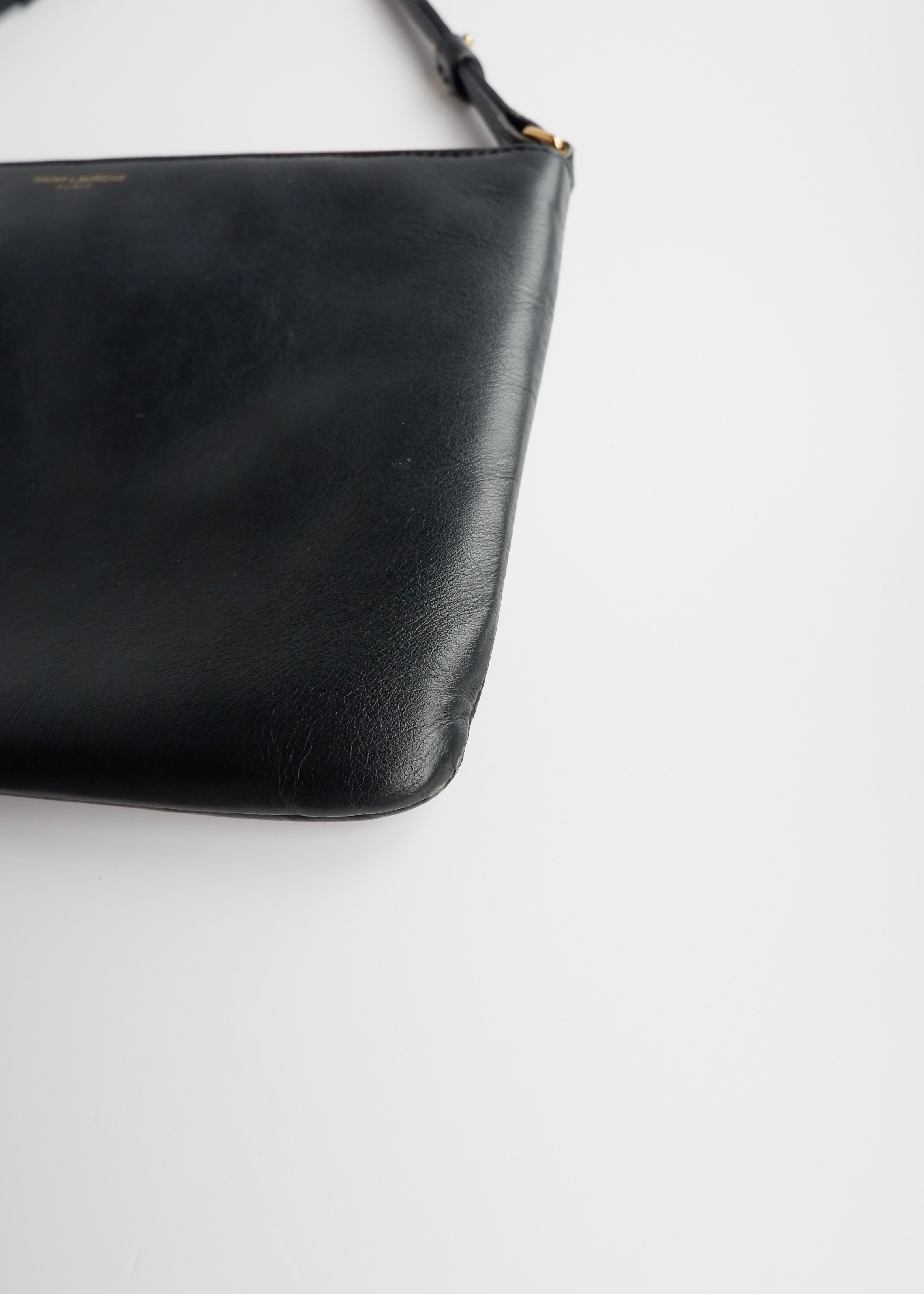 Authentique Sac bandoulière Saint Laurent YSL Monogramme Adolescent en cuir noir d'occasion