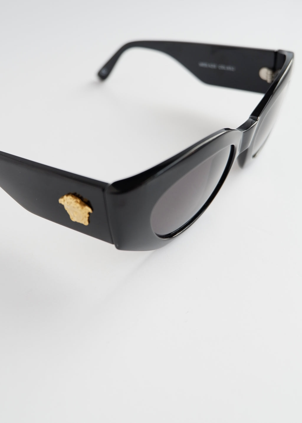 Lunettes de soleil œil de chat noires Versace d'occasion authentiques