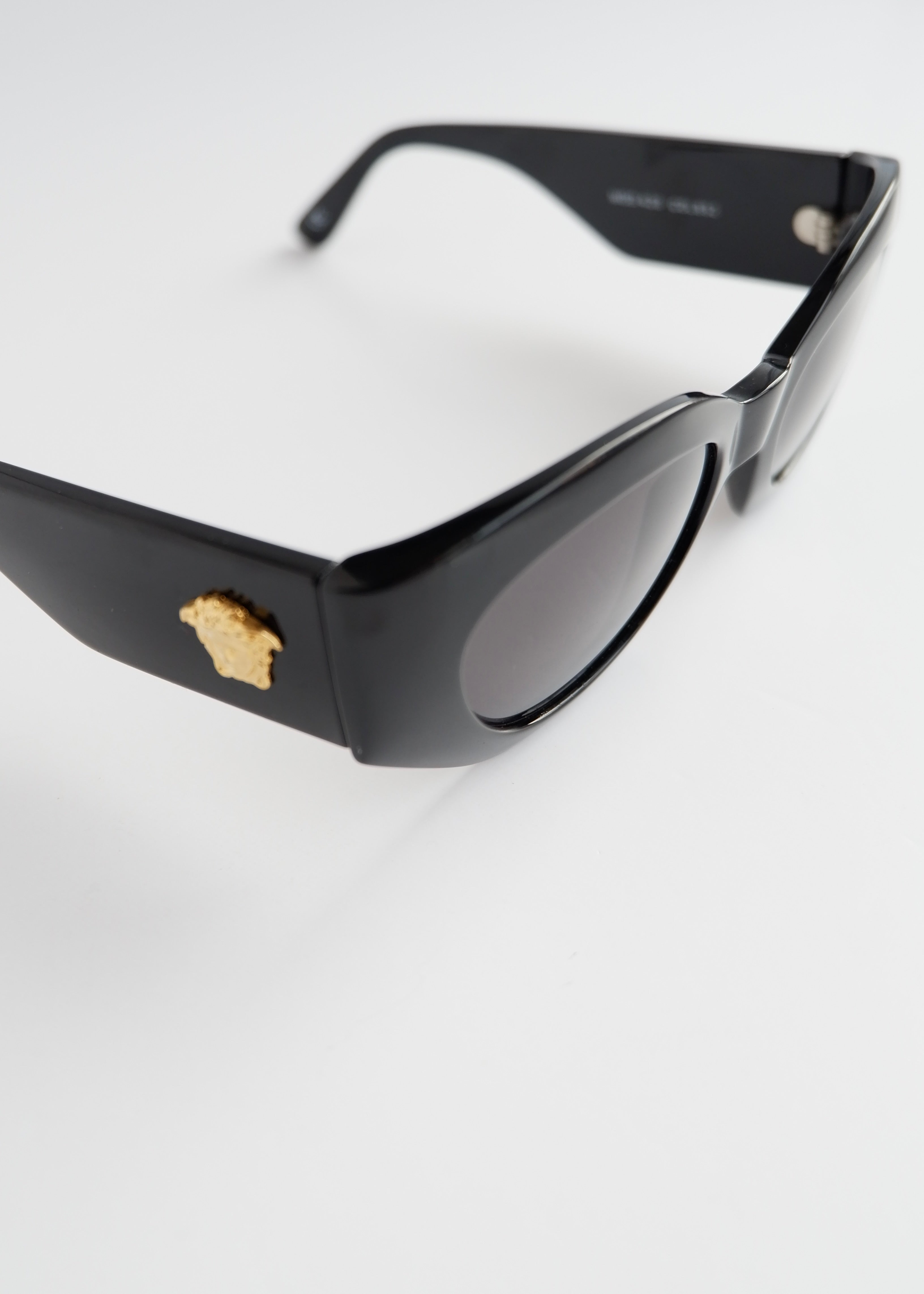 Lunettes de soleil œil de chat noires Versace d'occasion authentiques