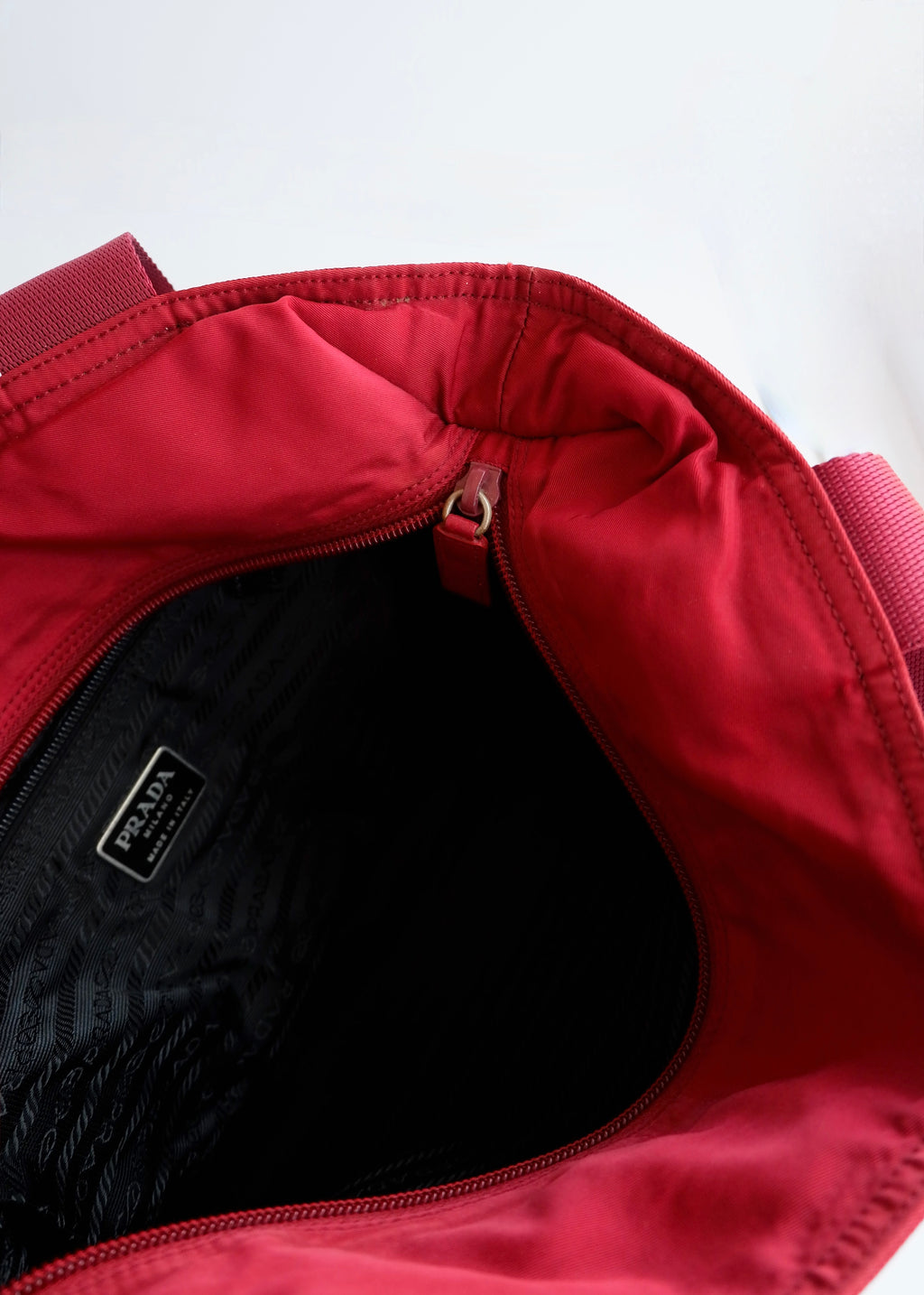 Sac fourre-tout Prada authentique d'occasion en nylon rouge