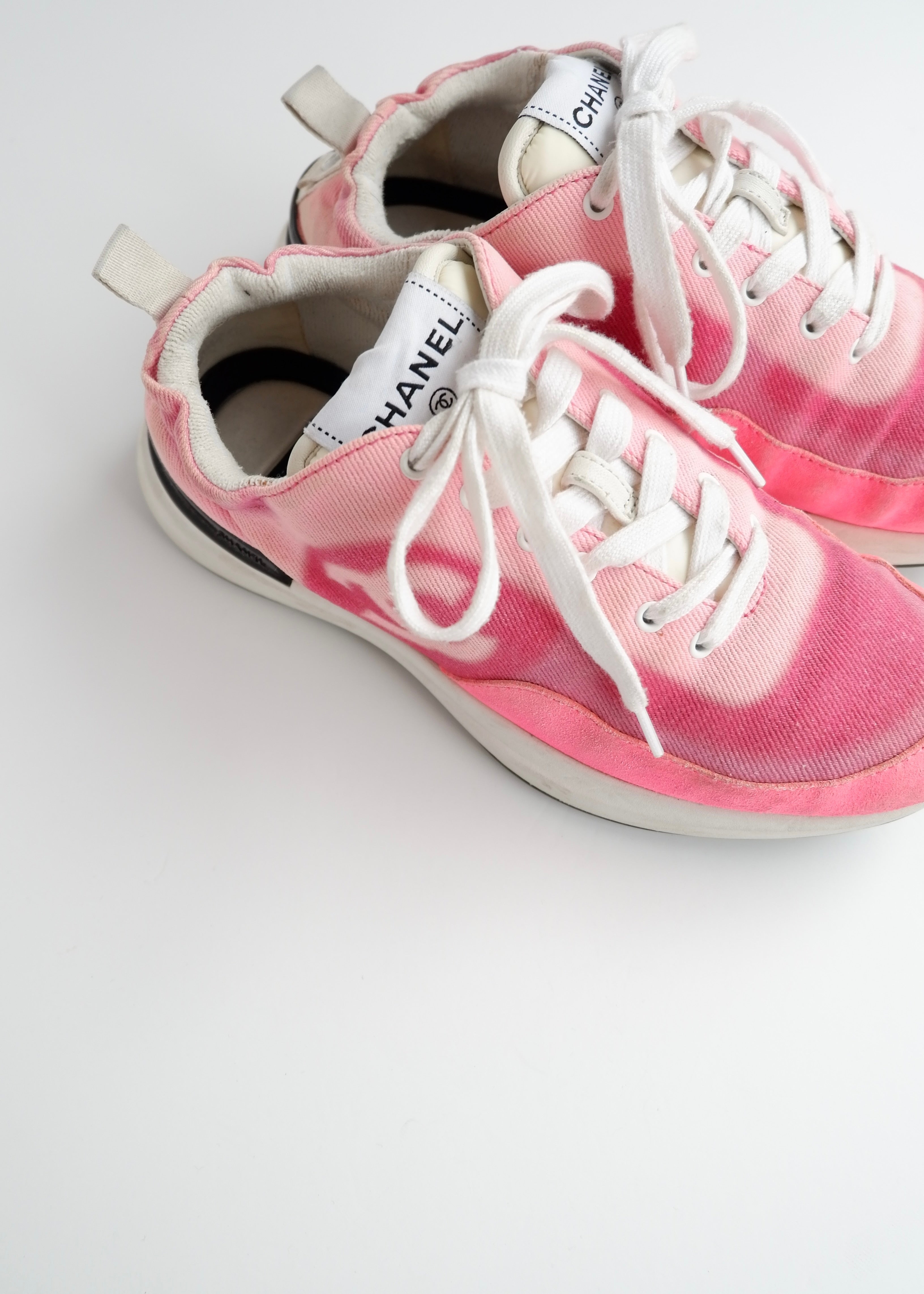 Baskets basses Chanel authentiques d'occasion en tissu/daim rose avec logo CC - 37