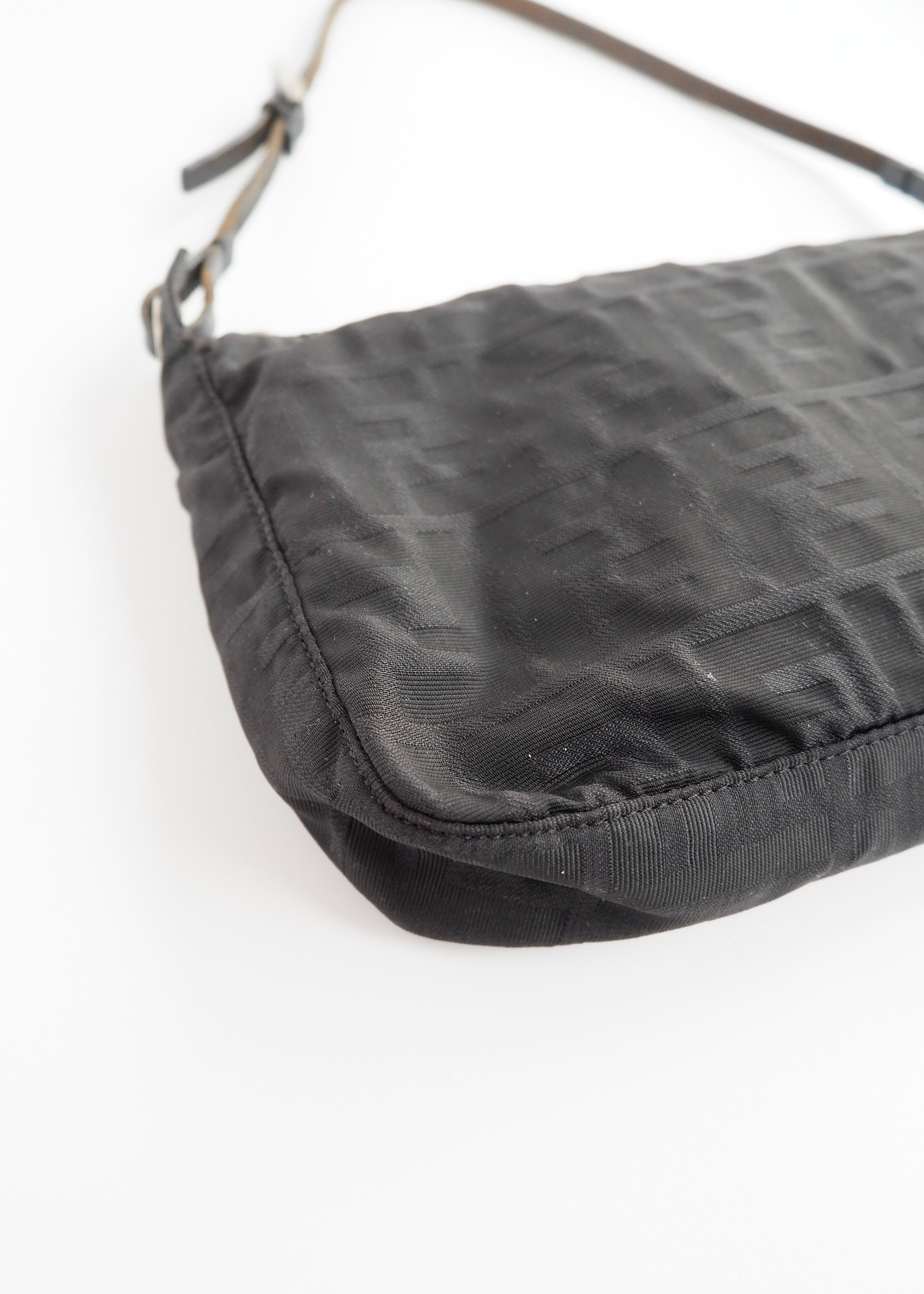 Sac bandoulière Fendi Zucca en toile noire authentique d'occasion