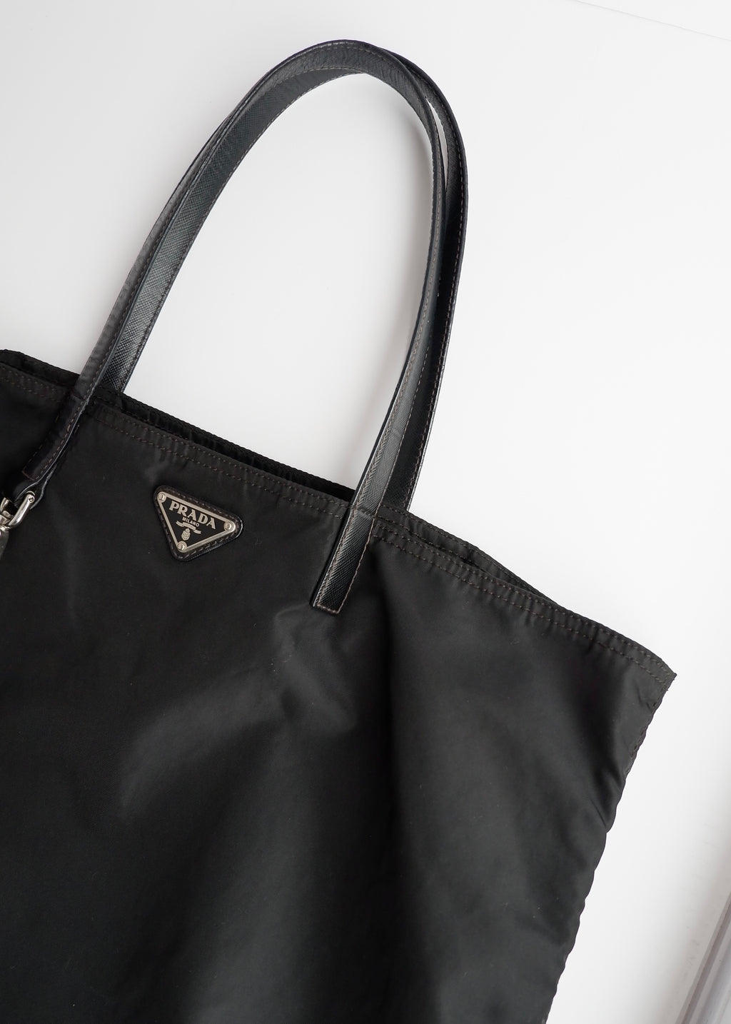 Sac cabas Prada authentique en nylon noir d'occasion