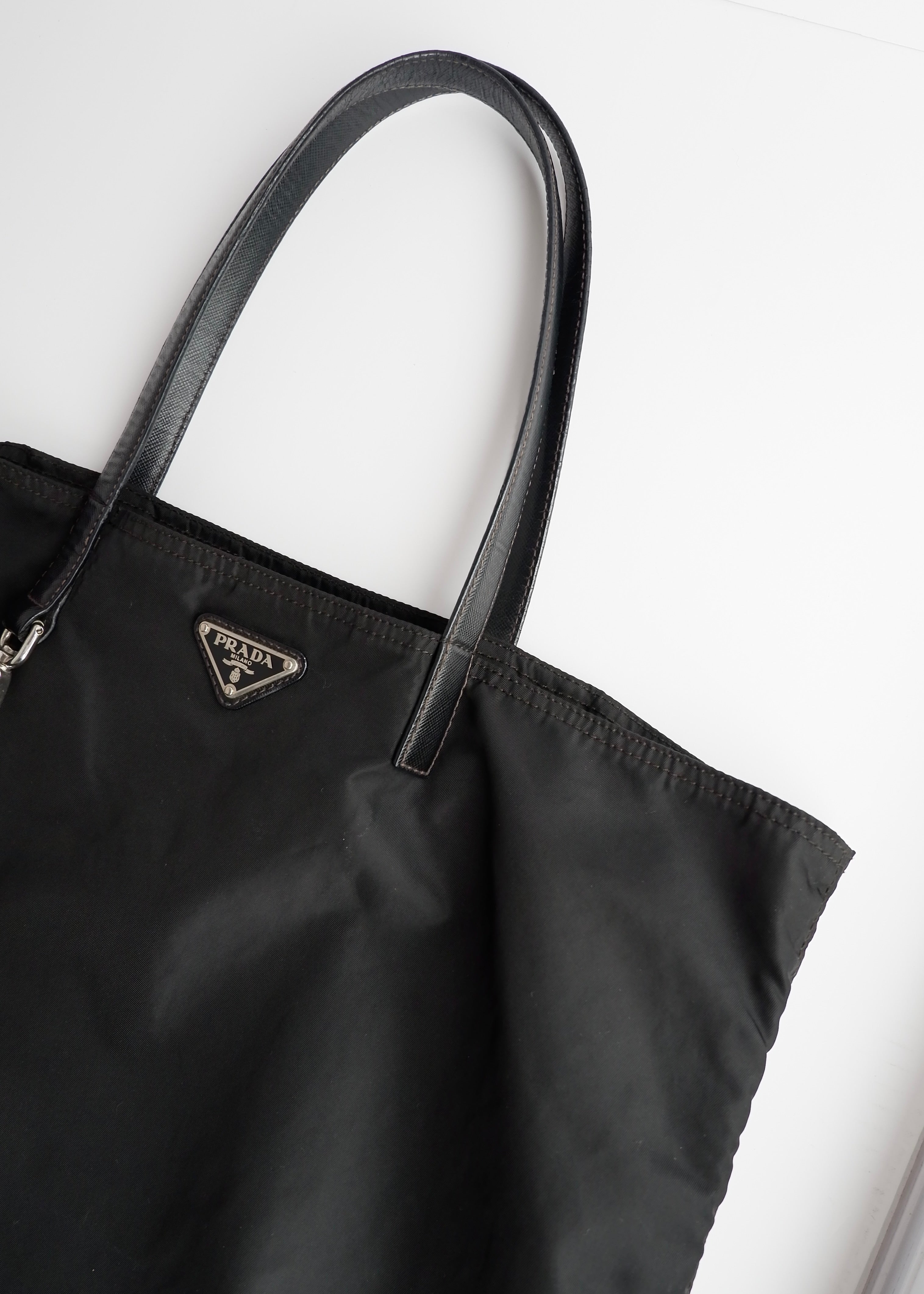 Sac cabas Prada authentique en nylon noir d'occasion