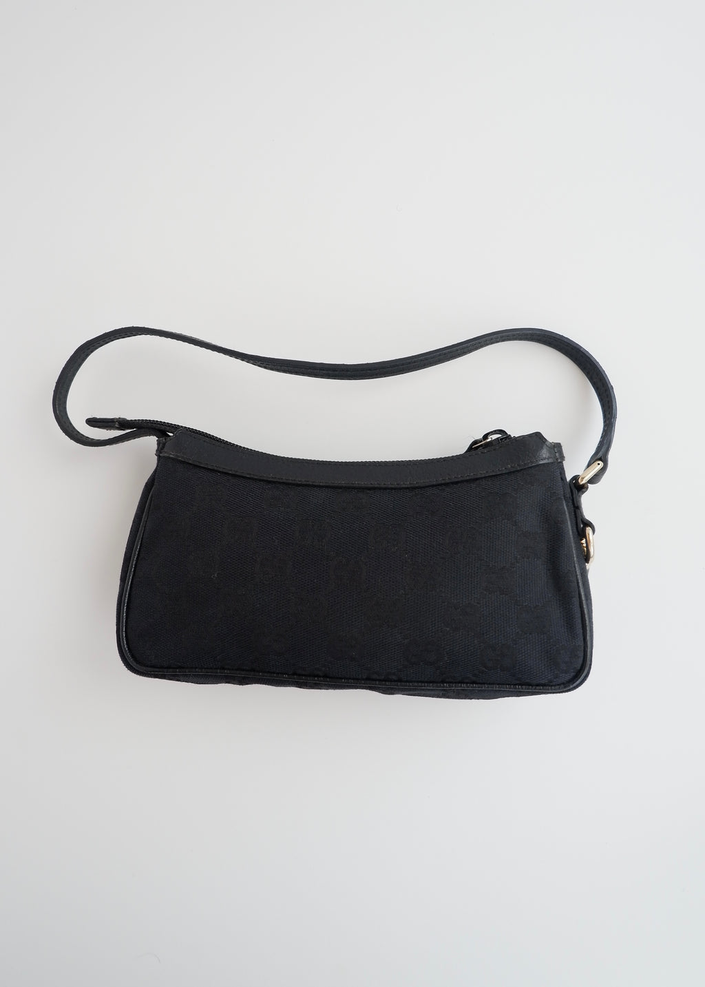 Authentique Sac Micro à Bandoulière Gucci en Toile GG Noire avec Breloque Dorée d'occasion