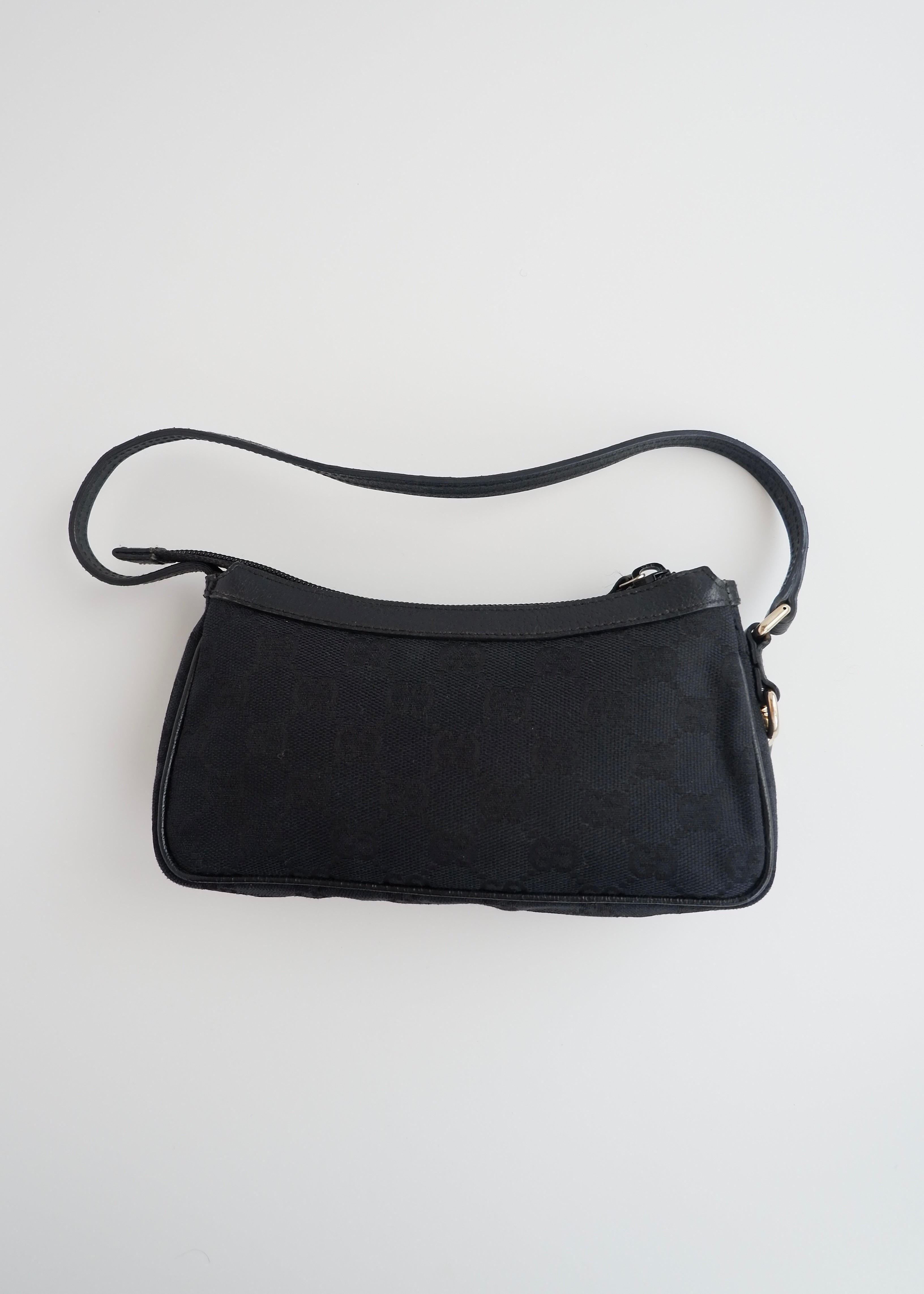 Authentique Sac Micro à Bandoulière Gucci en Toile GG Noire avec Breloque Dorée d'occasion