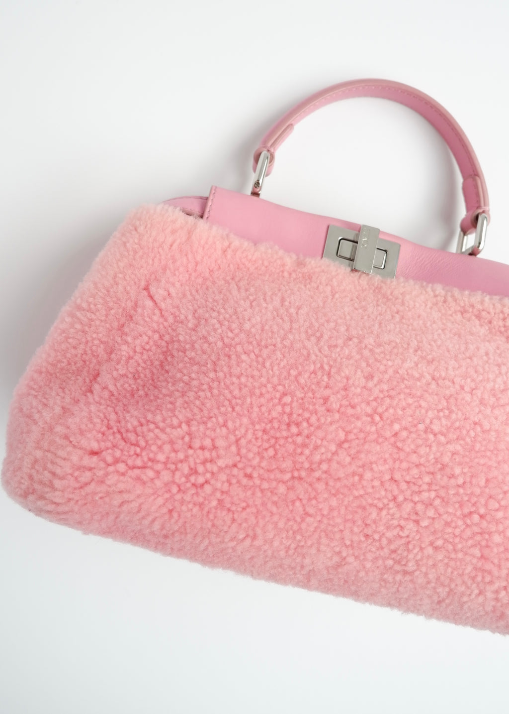 Authentique sac Fendi Peekaboo petit modèle en shearling rose et cuir, d'occasion