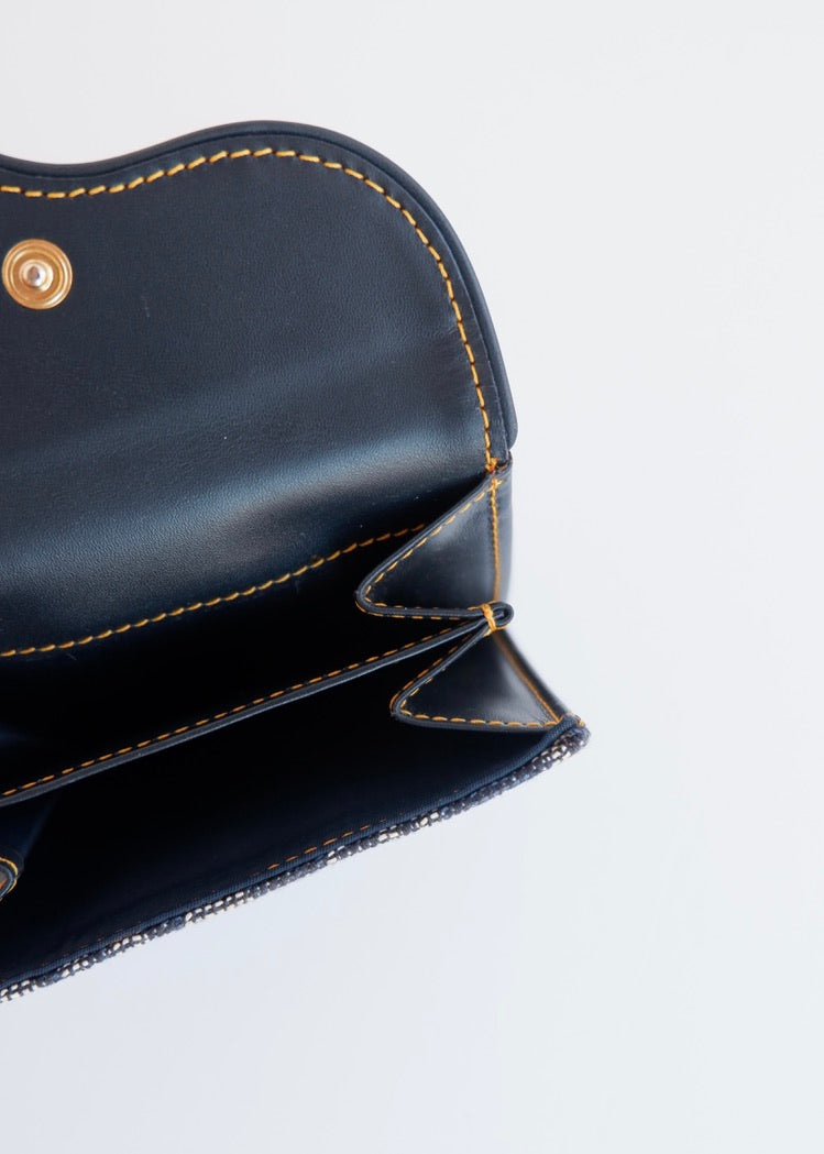 Portefeuille Dior authentique d'occasion, plié en deux, bleu marine, avec breloque D, motif Oblique.