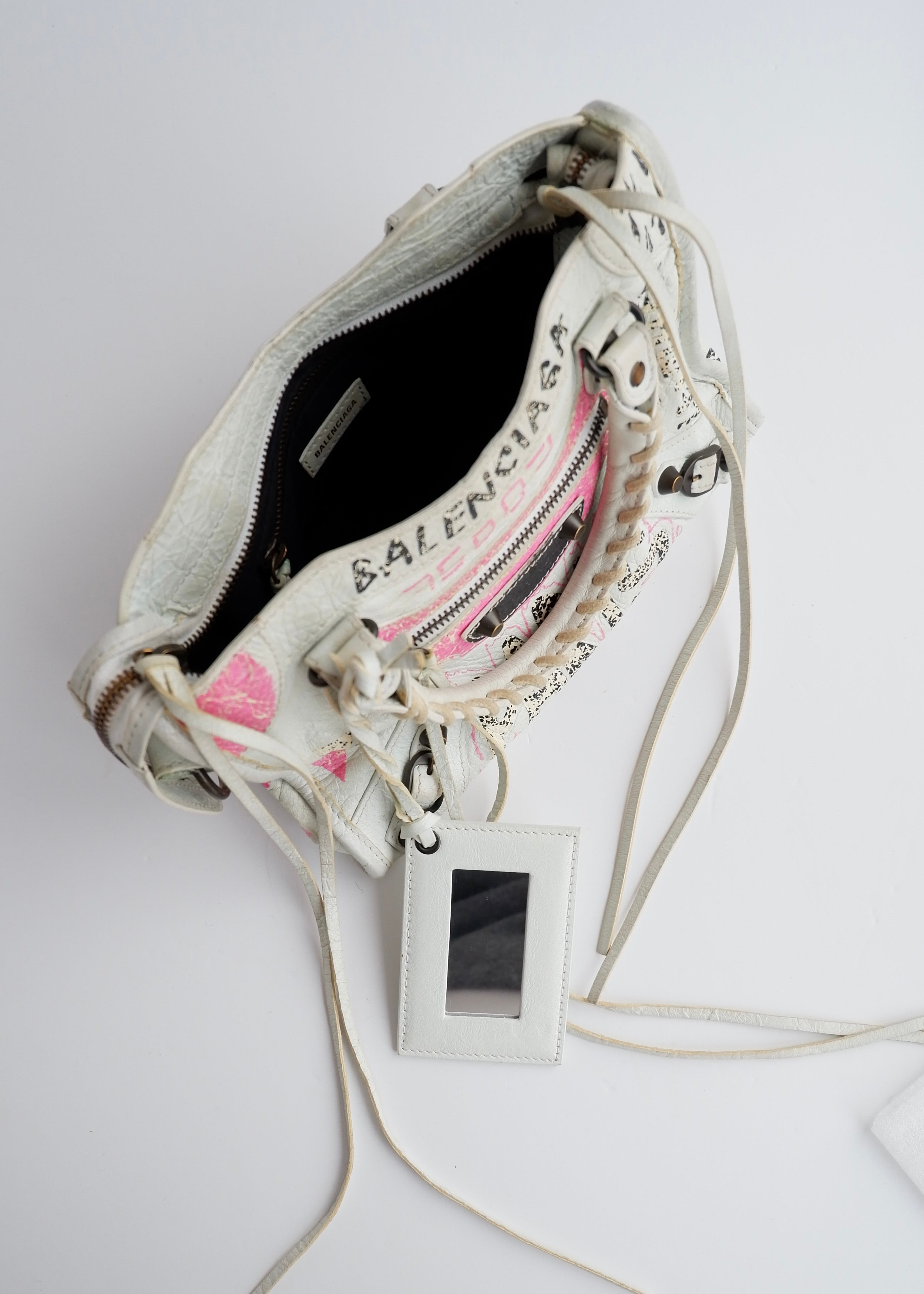 Sac Balenciaga City petite taille en cuir graffiti blanc/rose authentique d'occasion