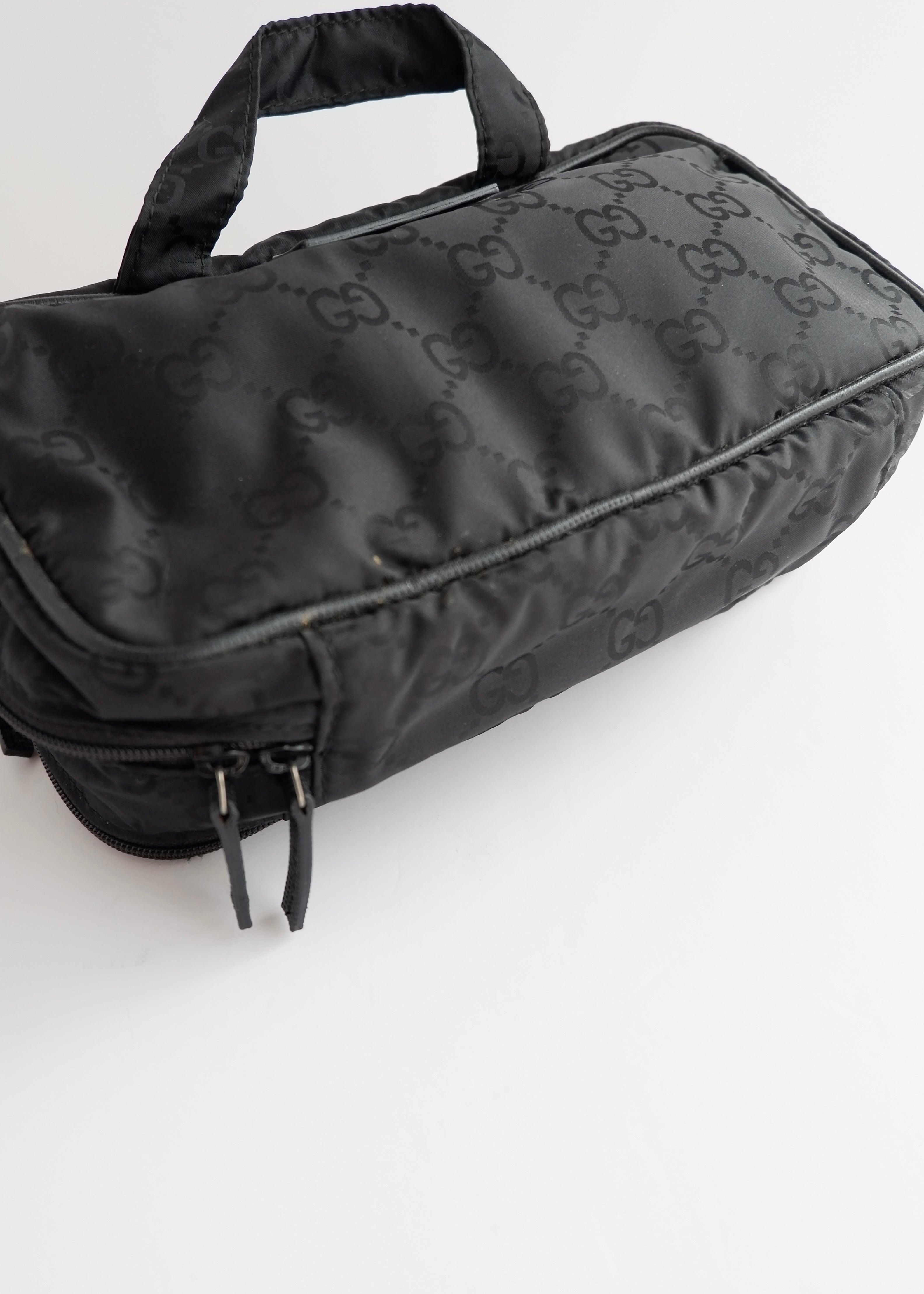 Pochette vanity Gucci en nylon GG noir d'occasion authentique