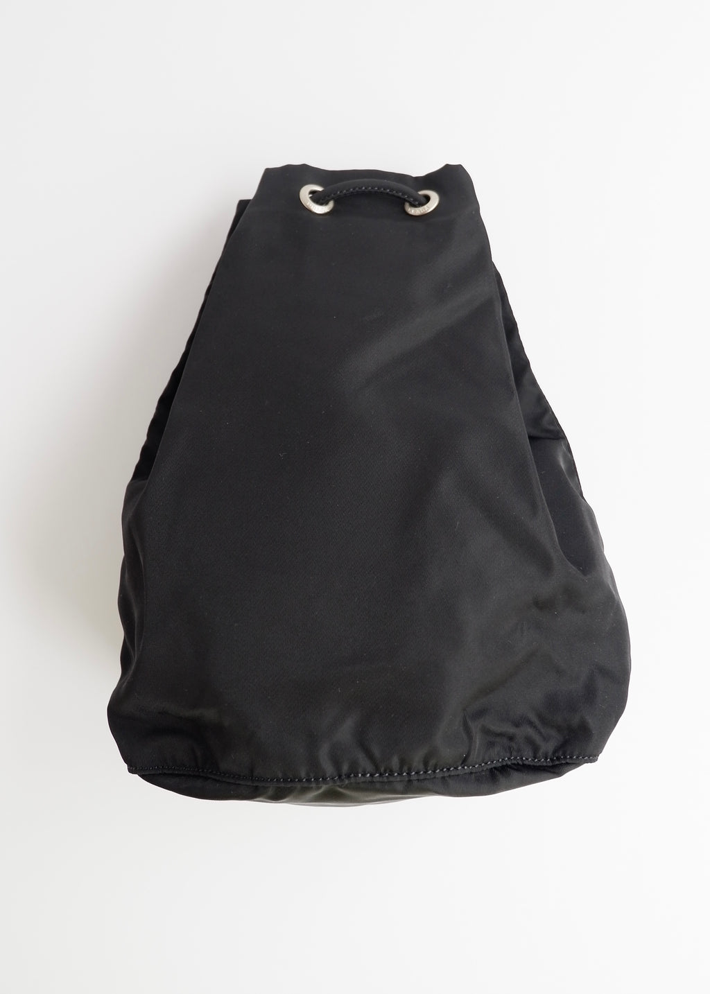 Authentique Pochette Prada en Nylon Noir avec Cordon de Serrage d'occasion
