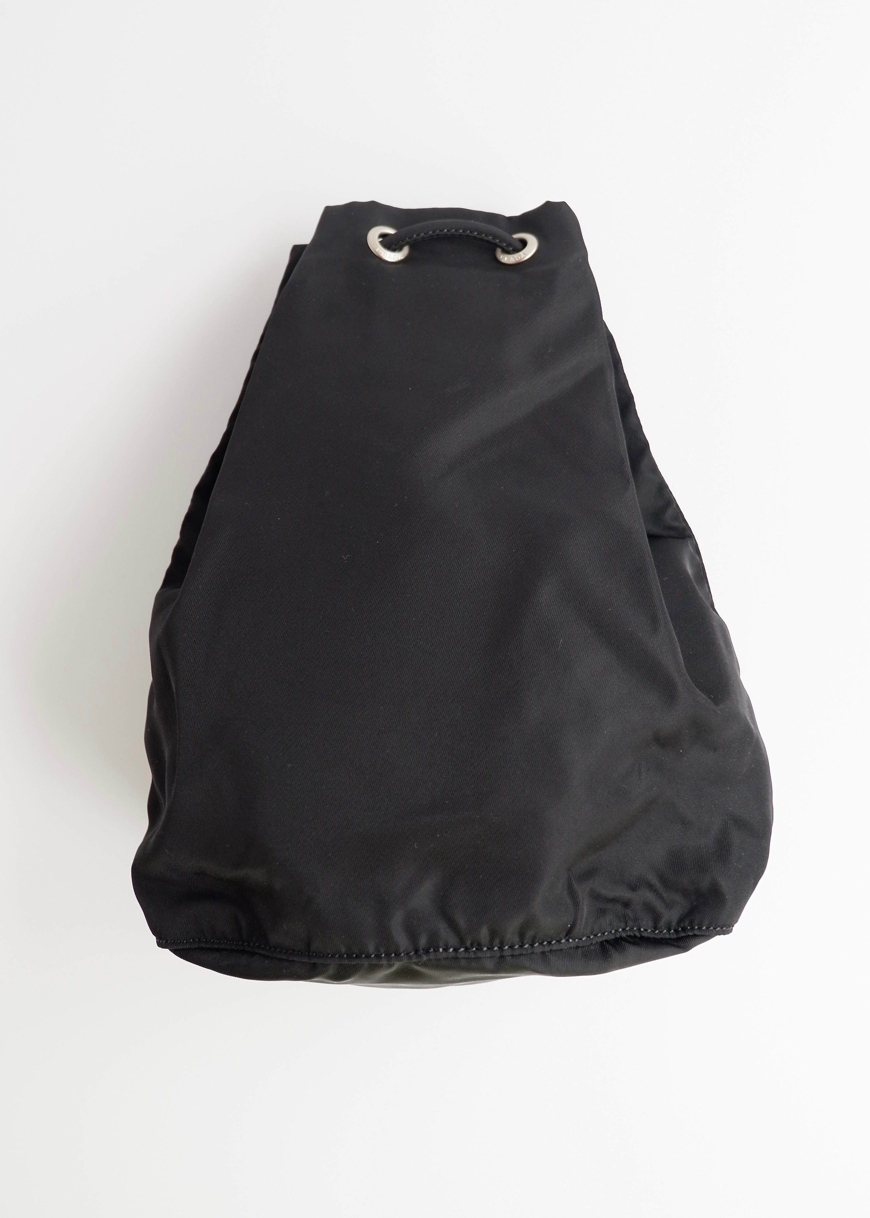 Authentique Pochette Prada en Nylon Noir avec Cordon de Serrage d'occasion