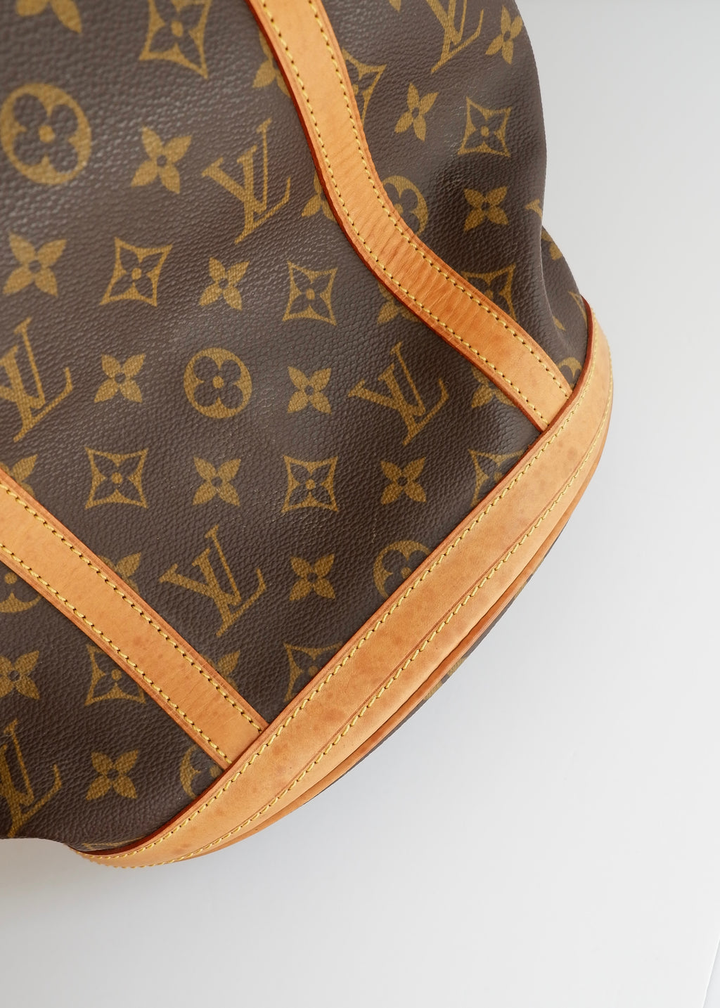 Preowned Louis Vuitton Monogram Bucket Bag GM W. Pouch