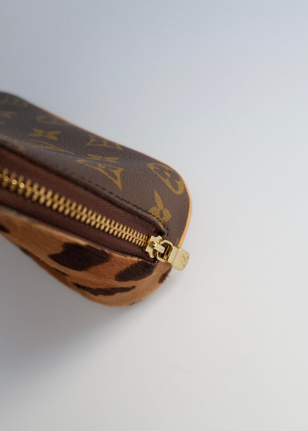 Trousse de toilette Louis Vuitton x ALAÏA authentique d'occasion, toile Monogram/crin de poney imprimé animal